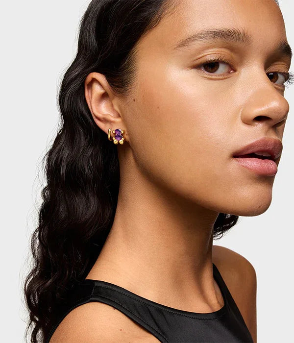 אישה עם עגיל זהב ועיצוב פרח סגול, אופנה יוקרתית CHOZEN, תכשיטים מובילים