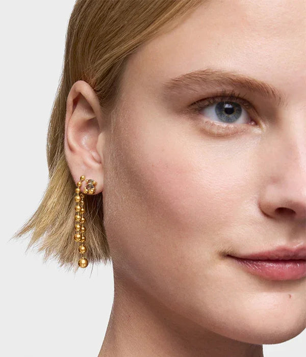 דוגמנית עונדת עגיל תלוי מזהב בעיצוב יוקרתי, תכשיטי נשים CHOZEN