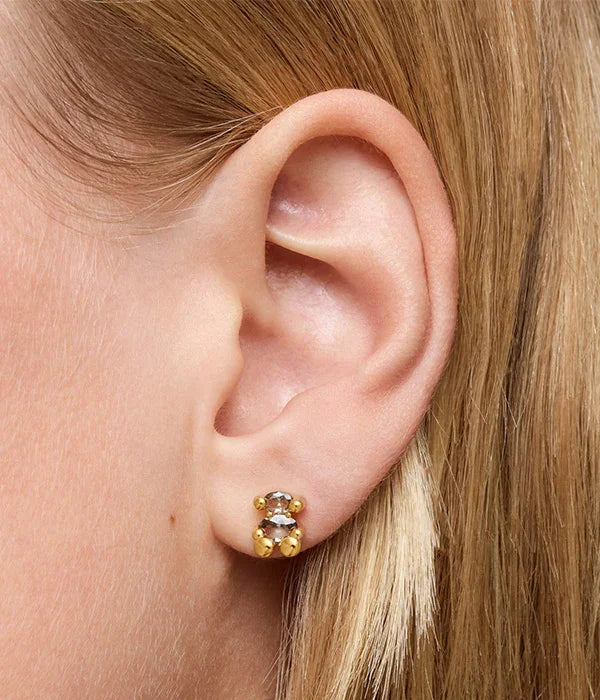 עגיל זהב מעוצב עם אבני חן באוזן, תכשיטי CHOZEN מבית קבוצת אלפא