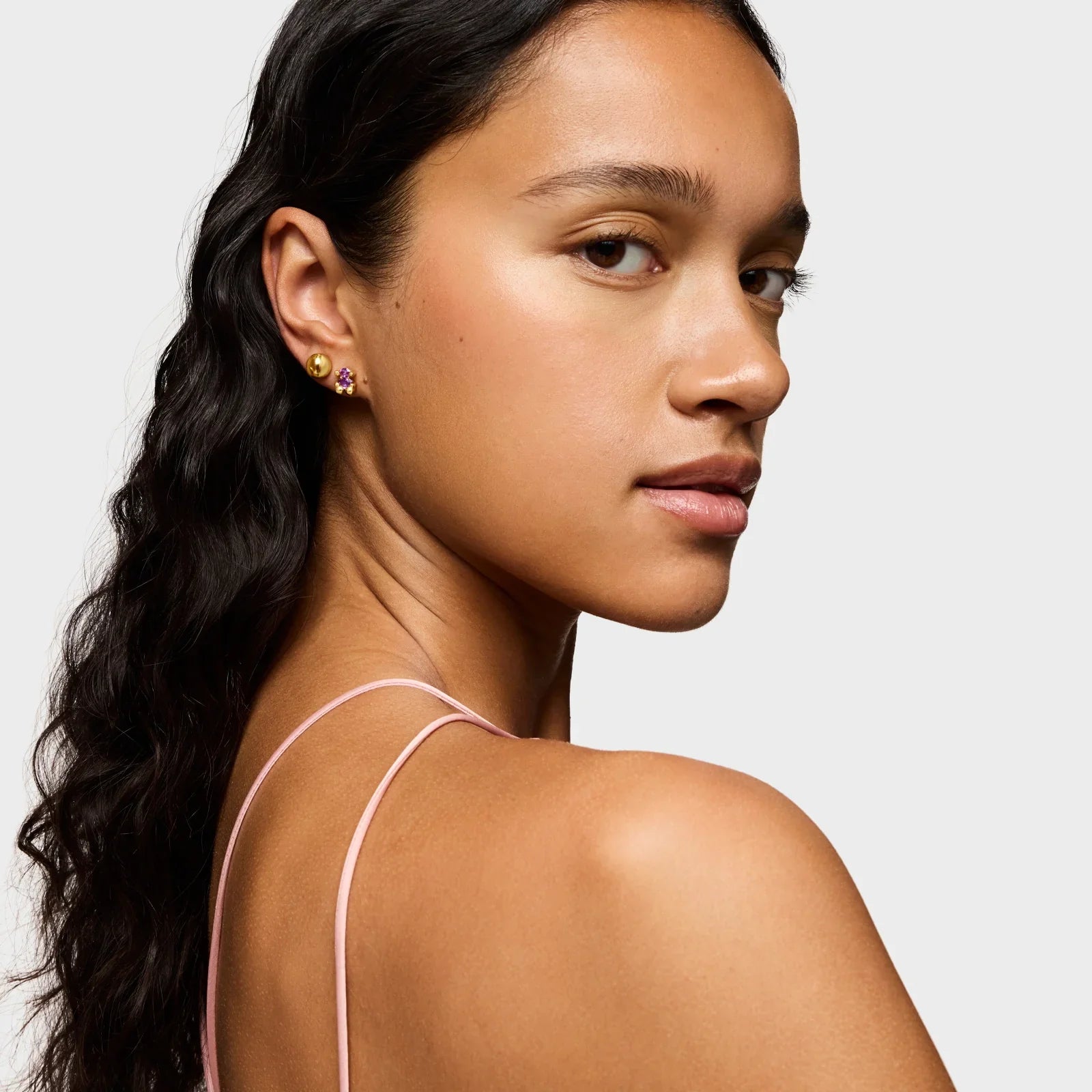 דוגמנית עם עגילי זהב ואבני חן סגולות, צילום תכשיטים ל-CHOZEN