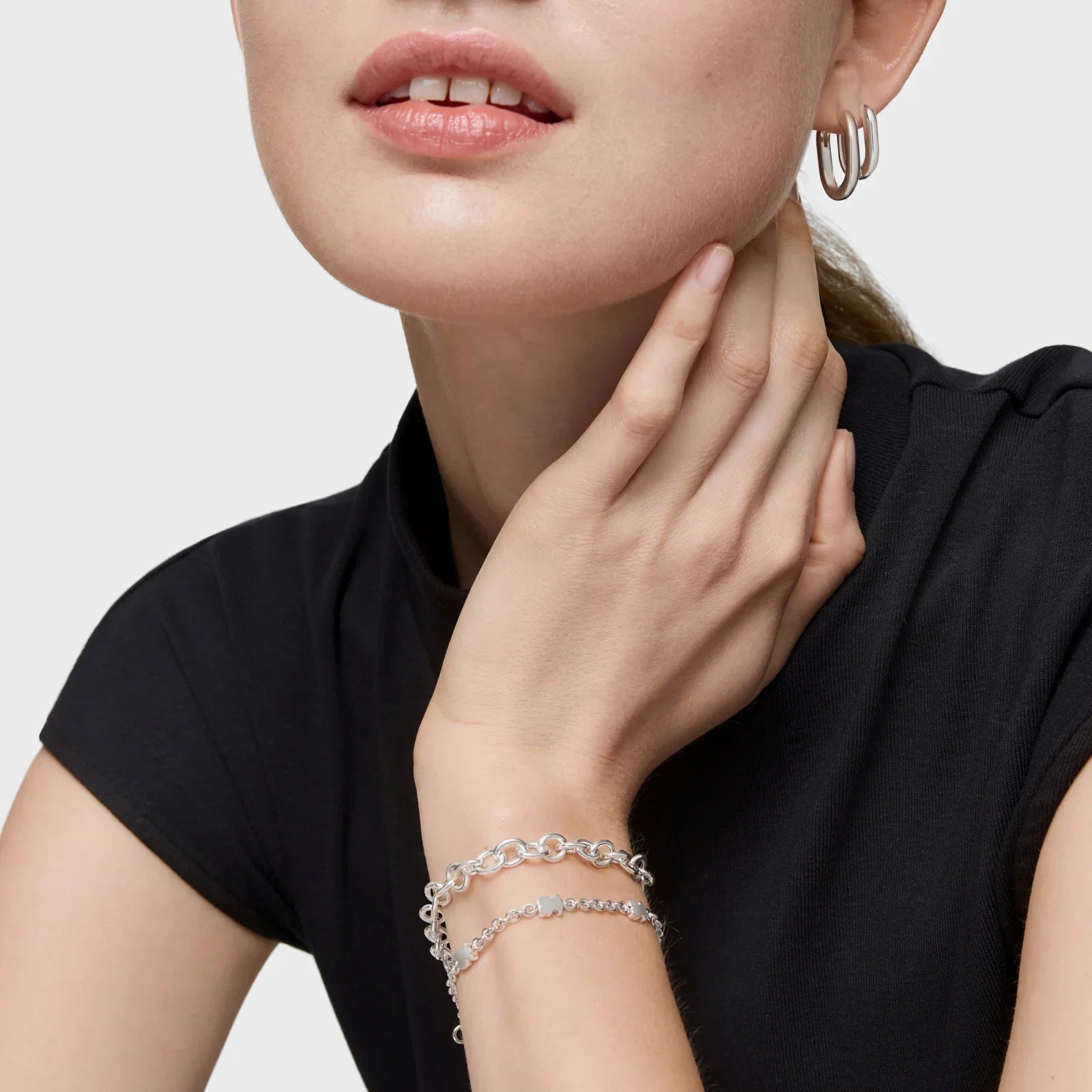 דוגמנית עונדת עגילי חישוק וצמידים מכסף, אופנת תכשיטים יוקרתיים CHOZEN