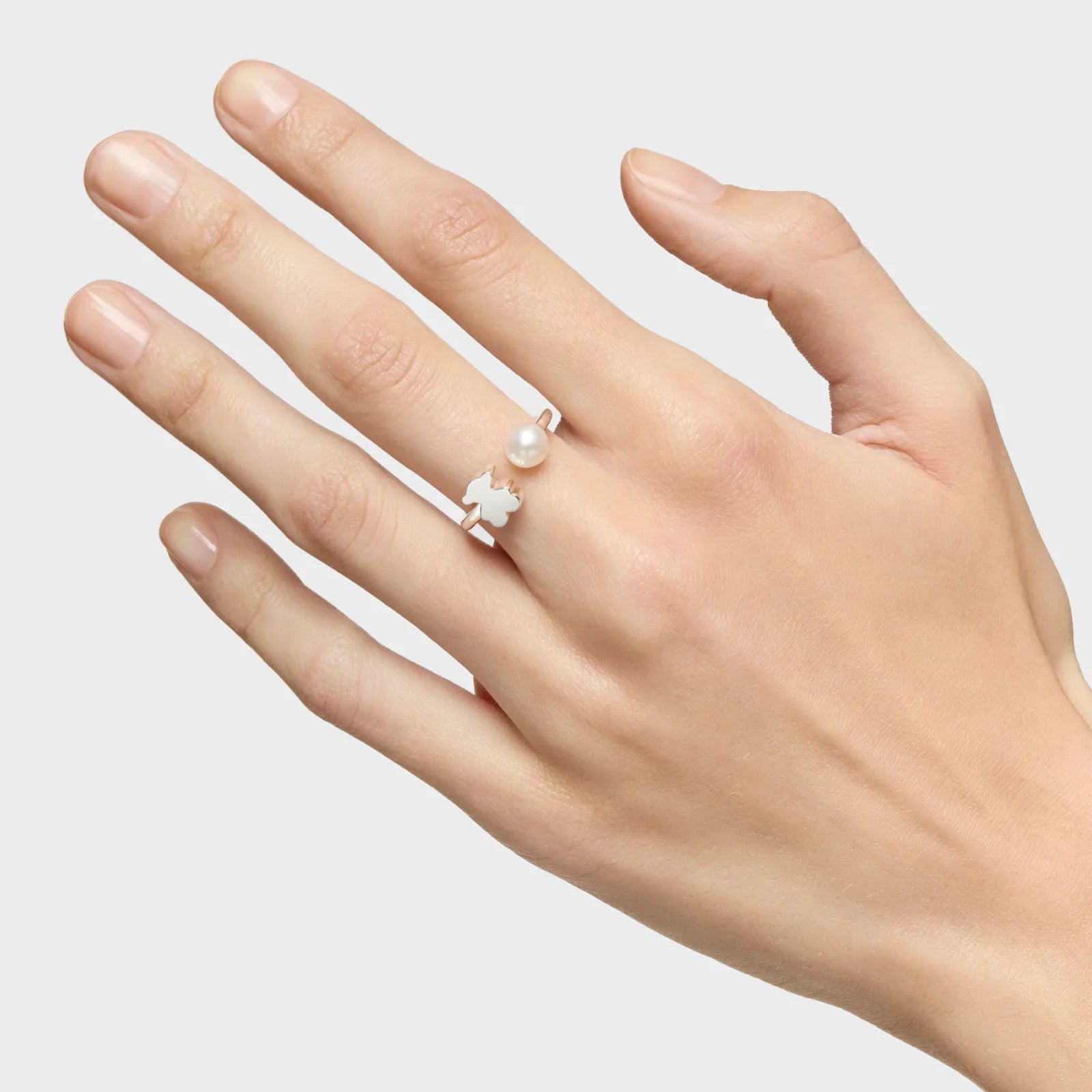 טבעת כסף בעיצוב פתוח עם פנינה ודמות, תכשיטי יוקרה CHOZEN, צילום על יד נשית