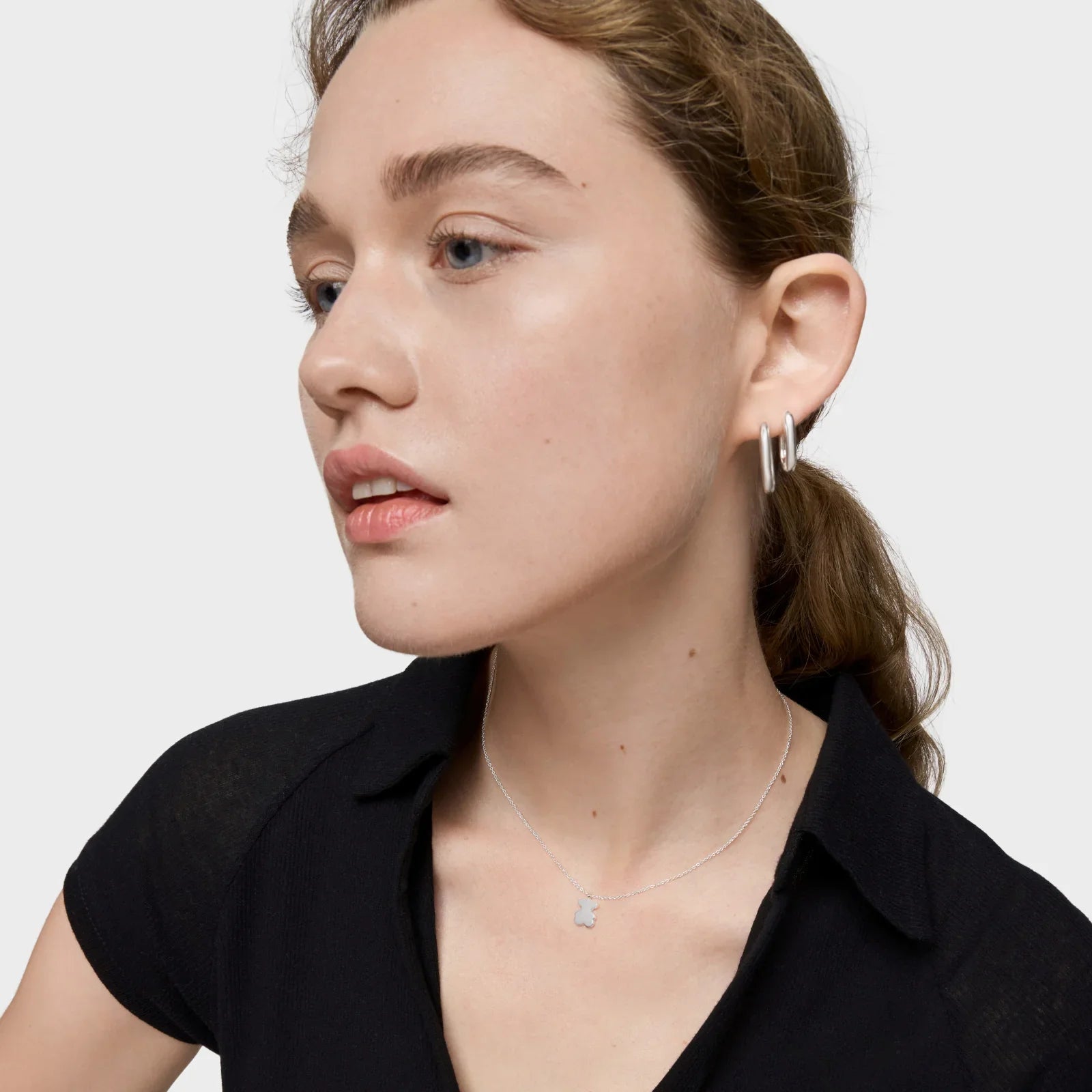 אישה עונדת עגילי כסף ושרשרת דובון, אופנה יוקרתית מקבוצת אלפא CHOZEN