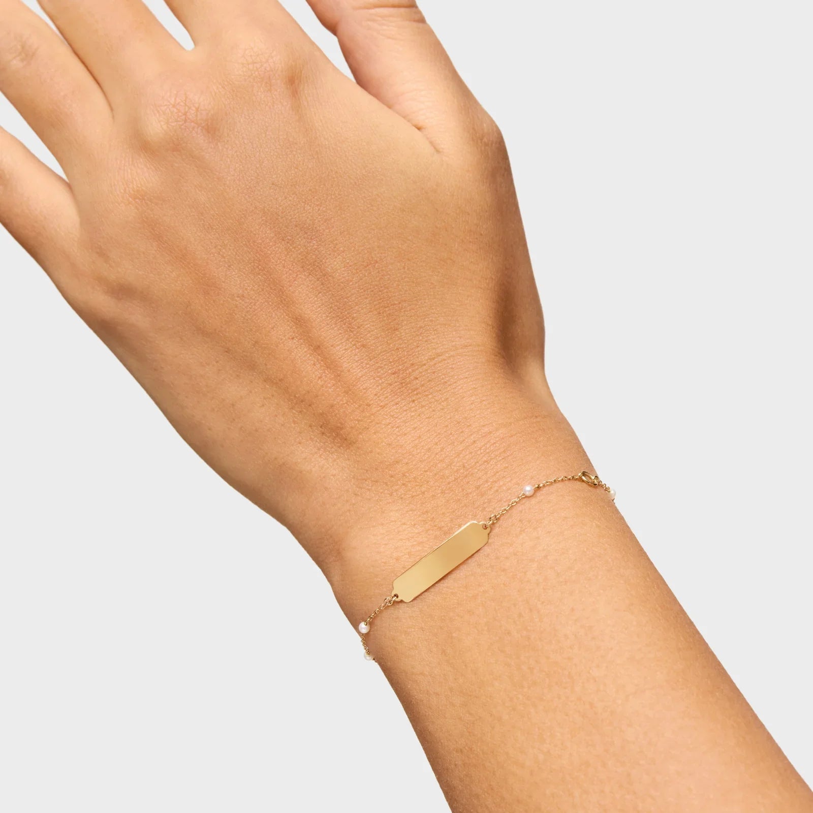 צמיד זהב עדין על פרק כף היד, תכשיטי CHOZEN, אופנה יוקרתית מבית קבוצת אלפא