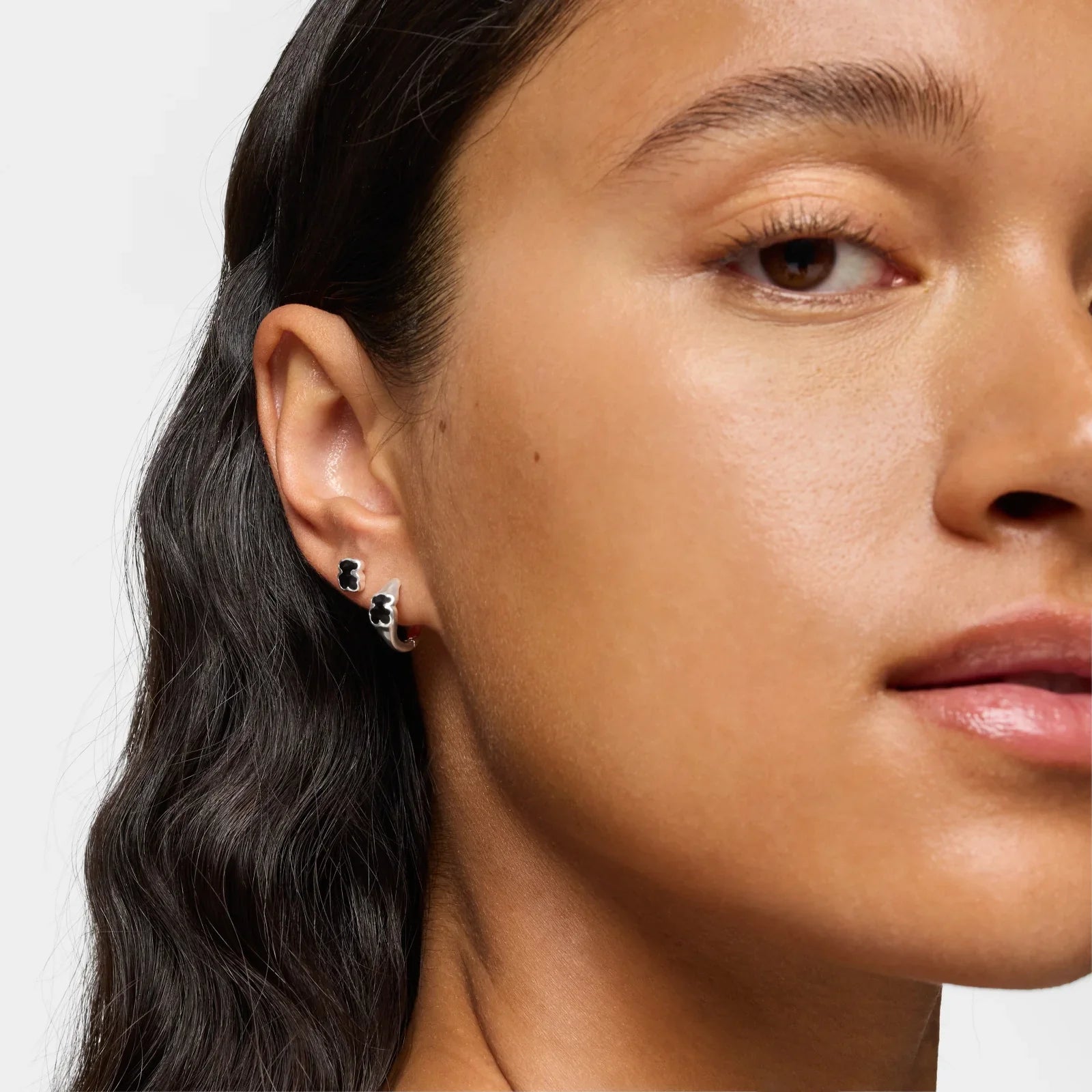 דוגמנית עונדת עגילי כסף עם עיצוב שחור, קולקציית תכשיטים CHOZEN, צילום תקריב לאוזן