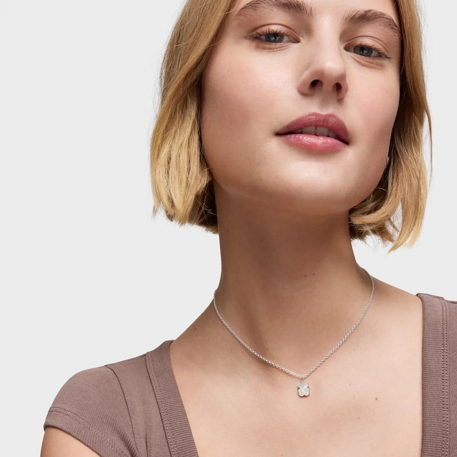 דוגמנית לובשת שרשרת כסף עדינה CHOZEN, תכשיטים ממותגים מובילים מבית קבוצת אלפא