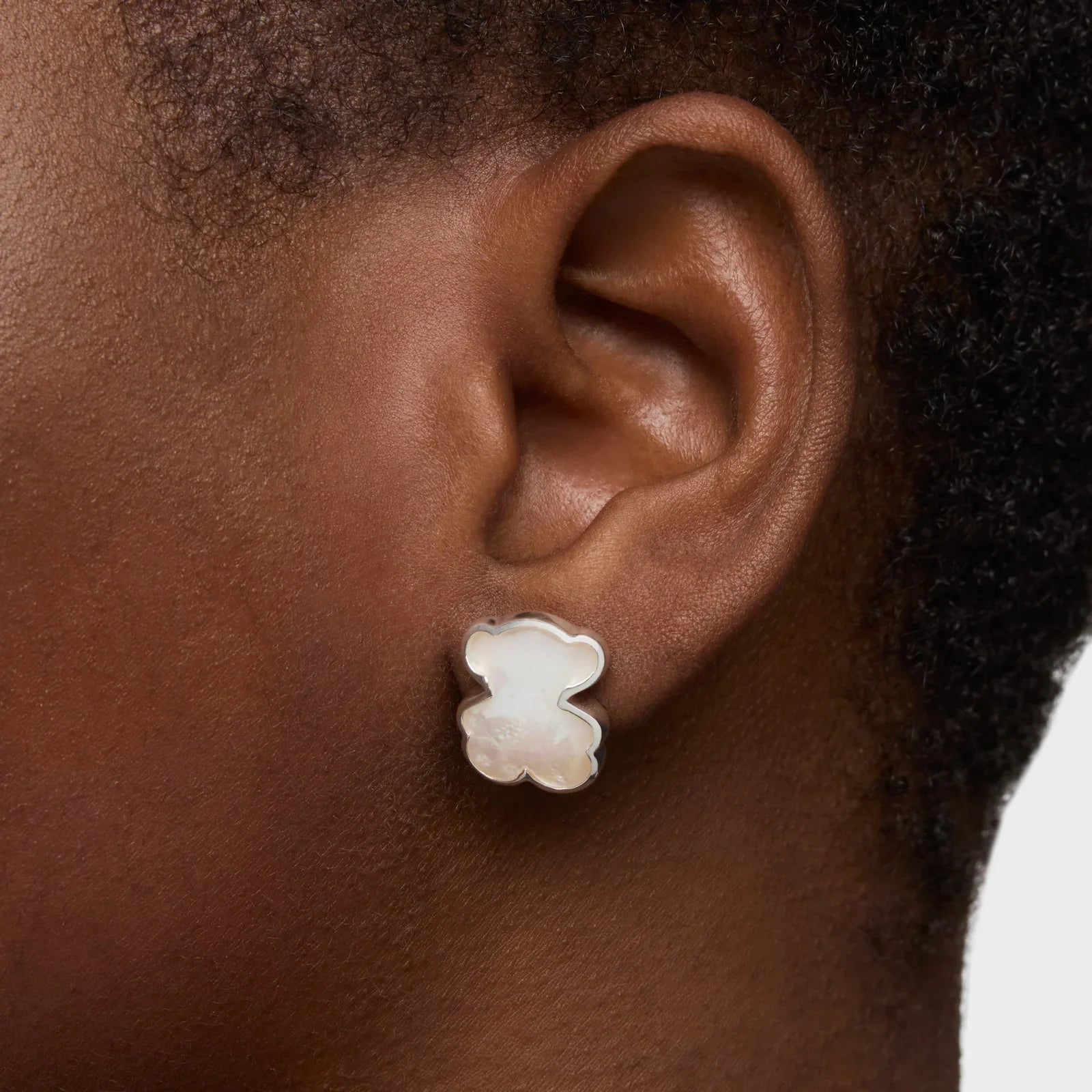 עגיל דובי פנינה לאוזן מבית CHOZEN, תקריב על עגיל יוקרתי מודרני