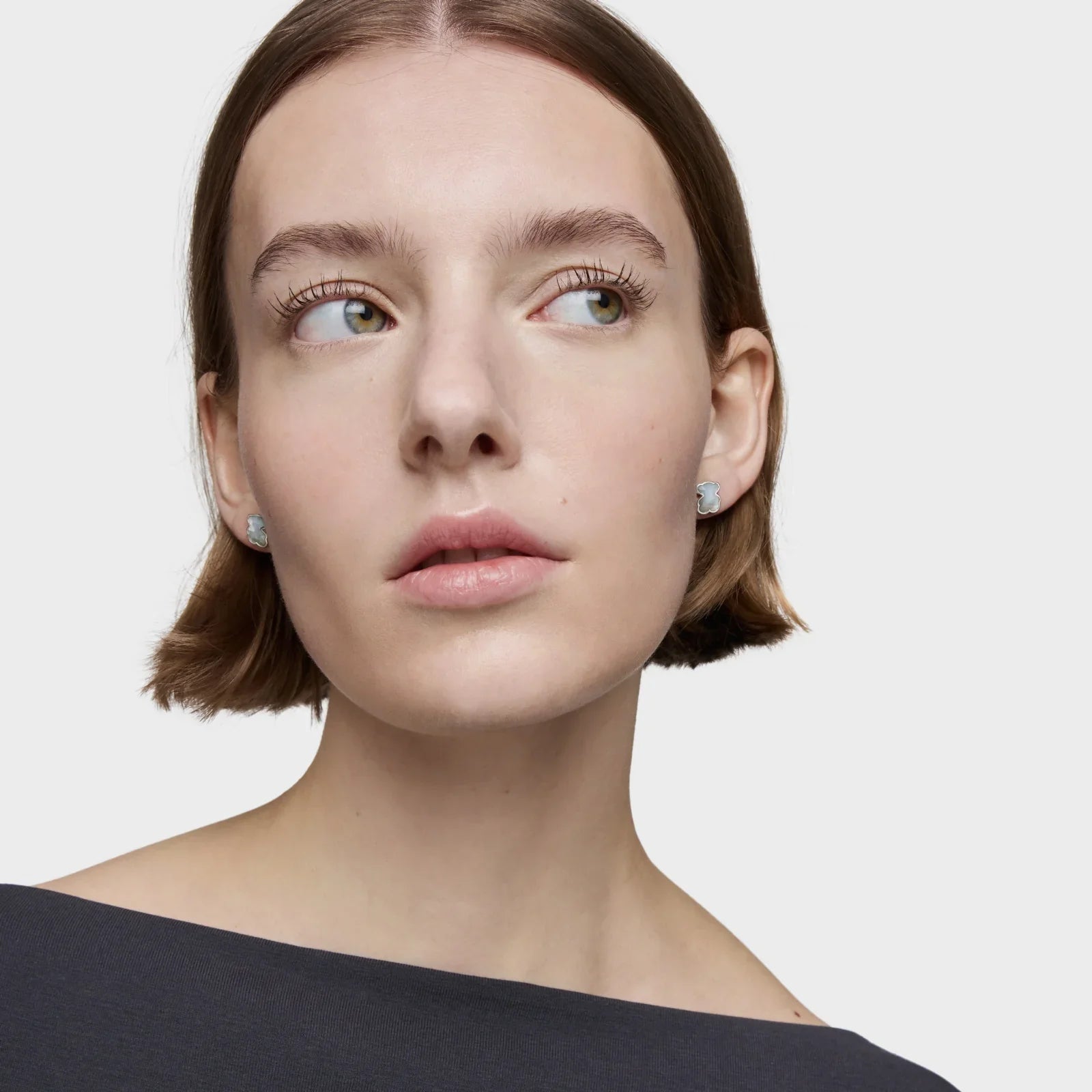 דוגמנית עם שיער קצר עונדת עגילי יהלום מהמותגים המובילים, צילום ל-CHOZEN ישראל