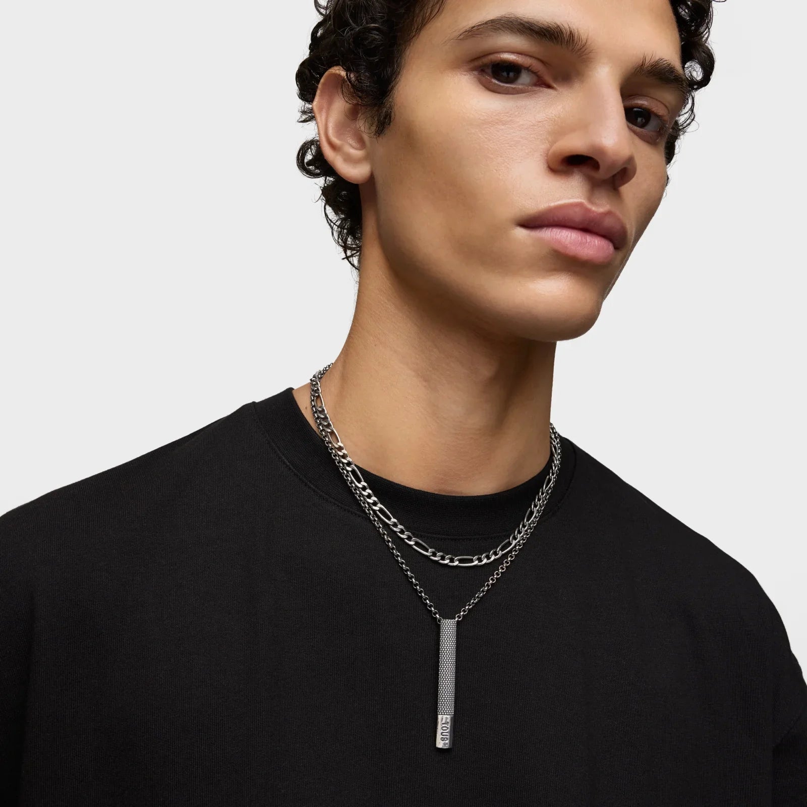 דוגמן לובש חולצה שחורה ושרשרת כסף אופנתית מבית CHOZEN, אופנת גברים יוקרתית