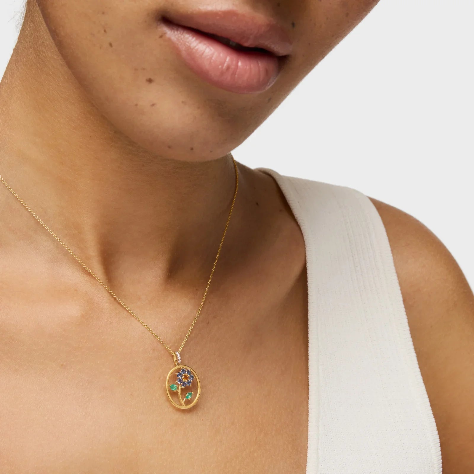 שרשרת זהב עם תליון פרח צבעוני על דוגמנית, תכשיטים יוקרתיים CHOZEN