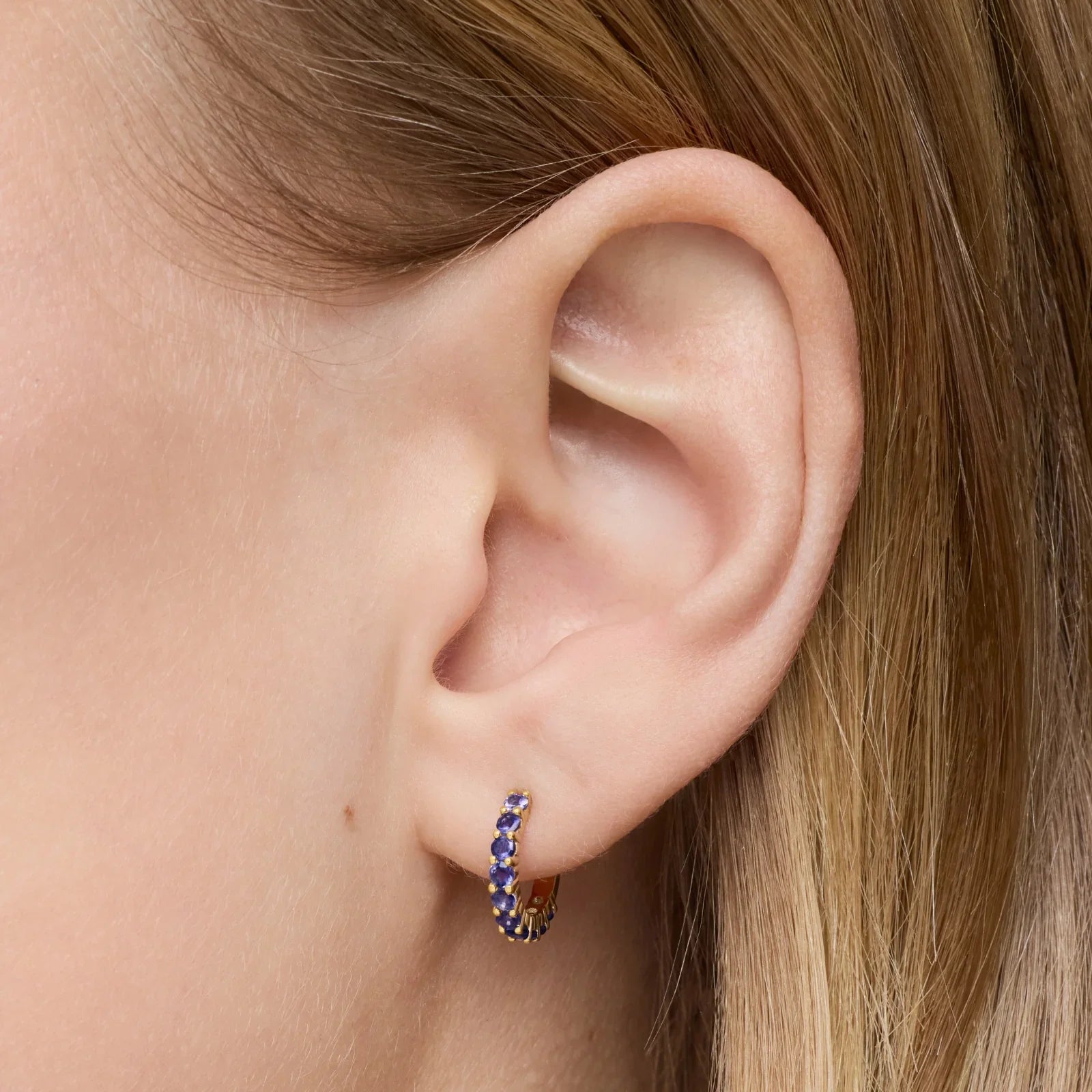 עגיל חישוק זהב עם אבנים כחולות על אוזן, מבית CHOZEN, קולקציית תכשיטים יוקרתיים