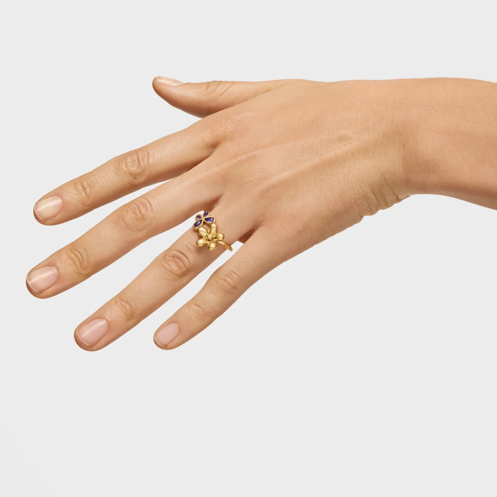 טבעת זהב פרחונית עם אבני חן סגולות על אצבע, צולם עבור CHOZEN מותגים מובילים