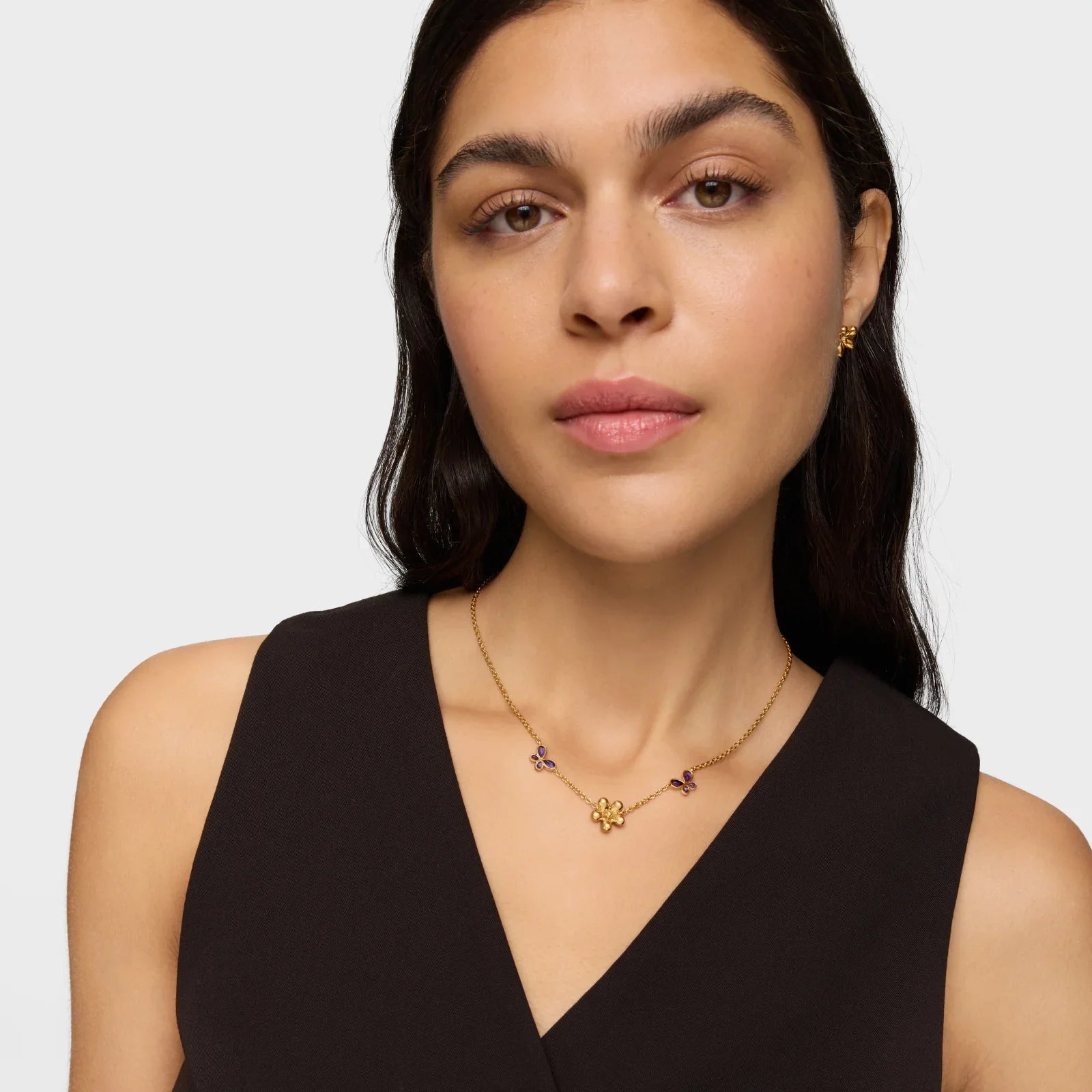 דוגמנית עם שרשרת זהב עדינה בעיצוב פרח, תכשיטי אופנה CHOZEN