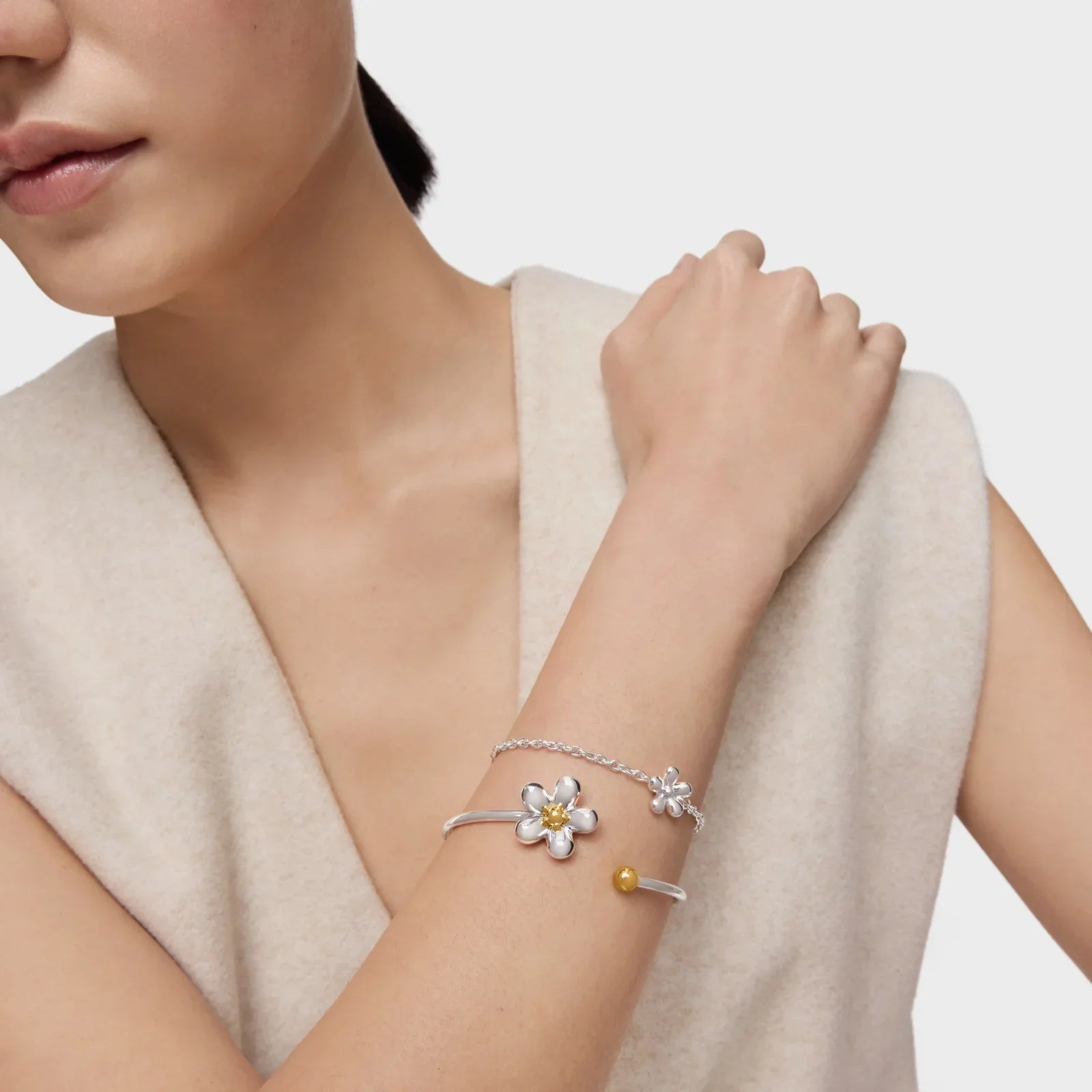 צמיד וכסף עדין עם פרח, תכשיט יוקרתי לאישה מבית CHOZEN, צילום סטודיו אלגנטי