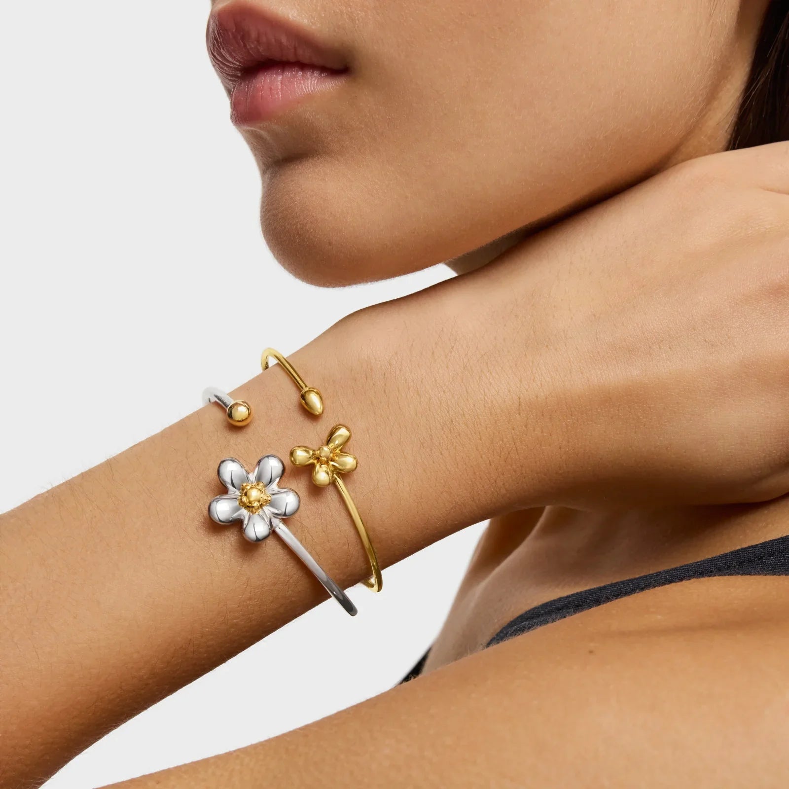 צמידים פתוחים בזהב וכסף בעיצוב פרח על יד דוגמנית, תכשיטים יוקרתיים CHOZEN