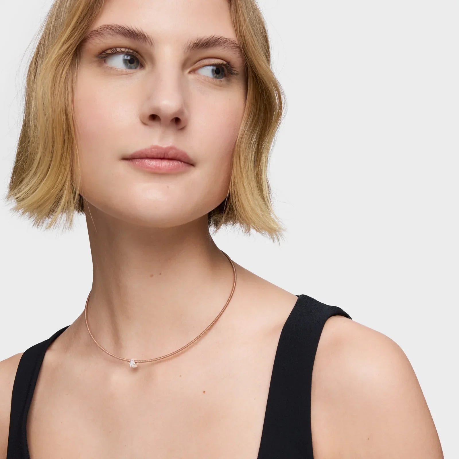 דוגמנית לובשת שרשרת עדינה מבית המותגים המובילים, צילום לאתר CHOZEN