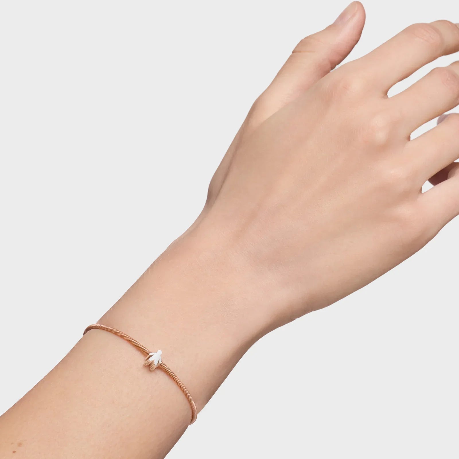 יד עם צמיד עדין בצבע זהב ורוזגולד, תכשיט נשים אופנתי מקבוצת אלפא CHOZEN