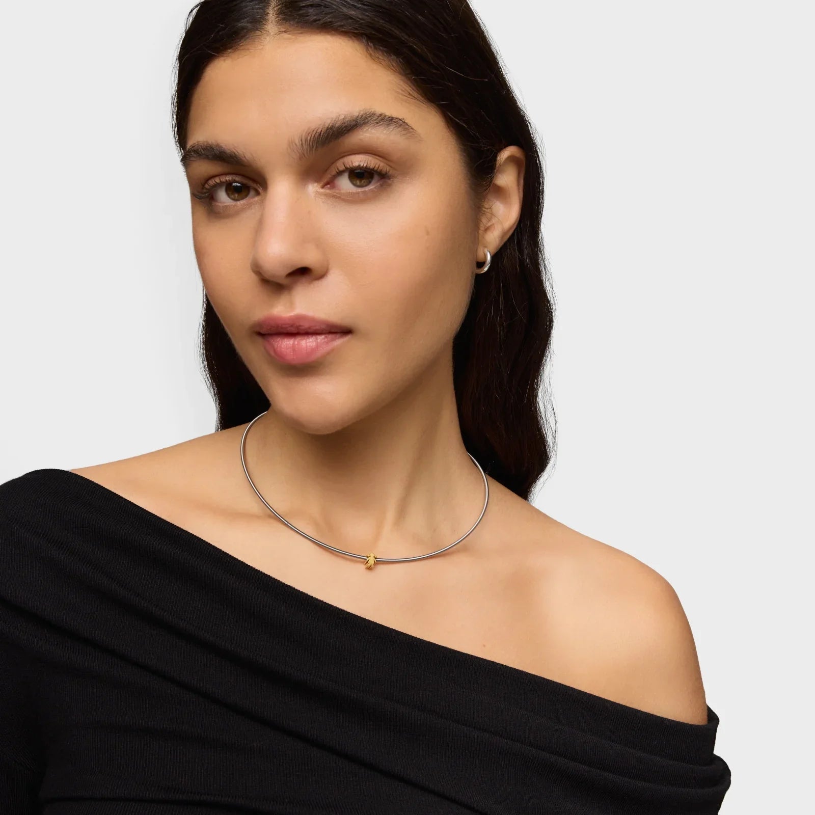 דוגמנית לובשת שרשרת כסף עם תליון זהב מינימליסטי, צולם עבור CHOZEN, תכשיטים יוקרתיים