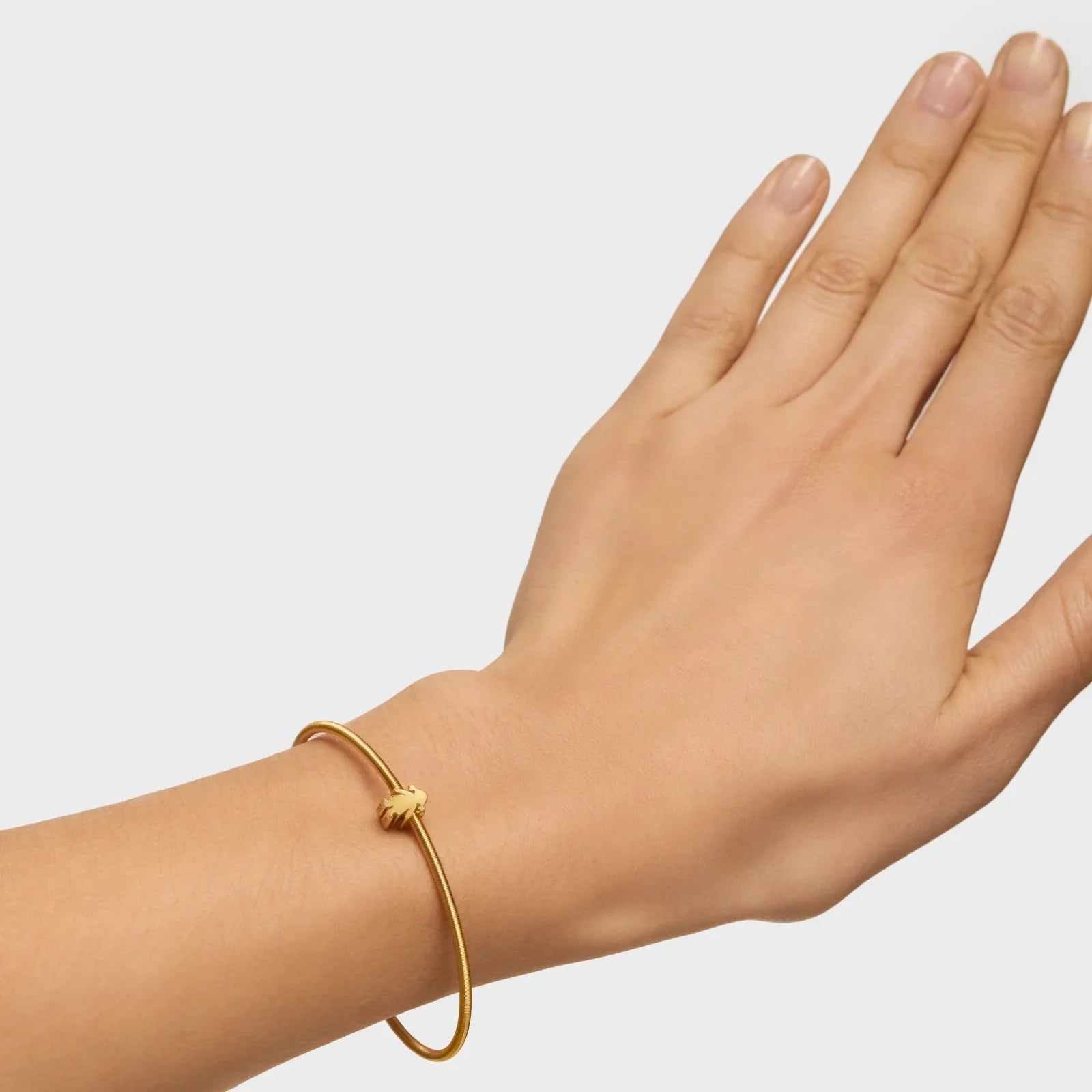 צמיד זהב עדין על יד, תכשיט אופנה יוקרתי מבית CHOZEN