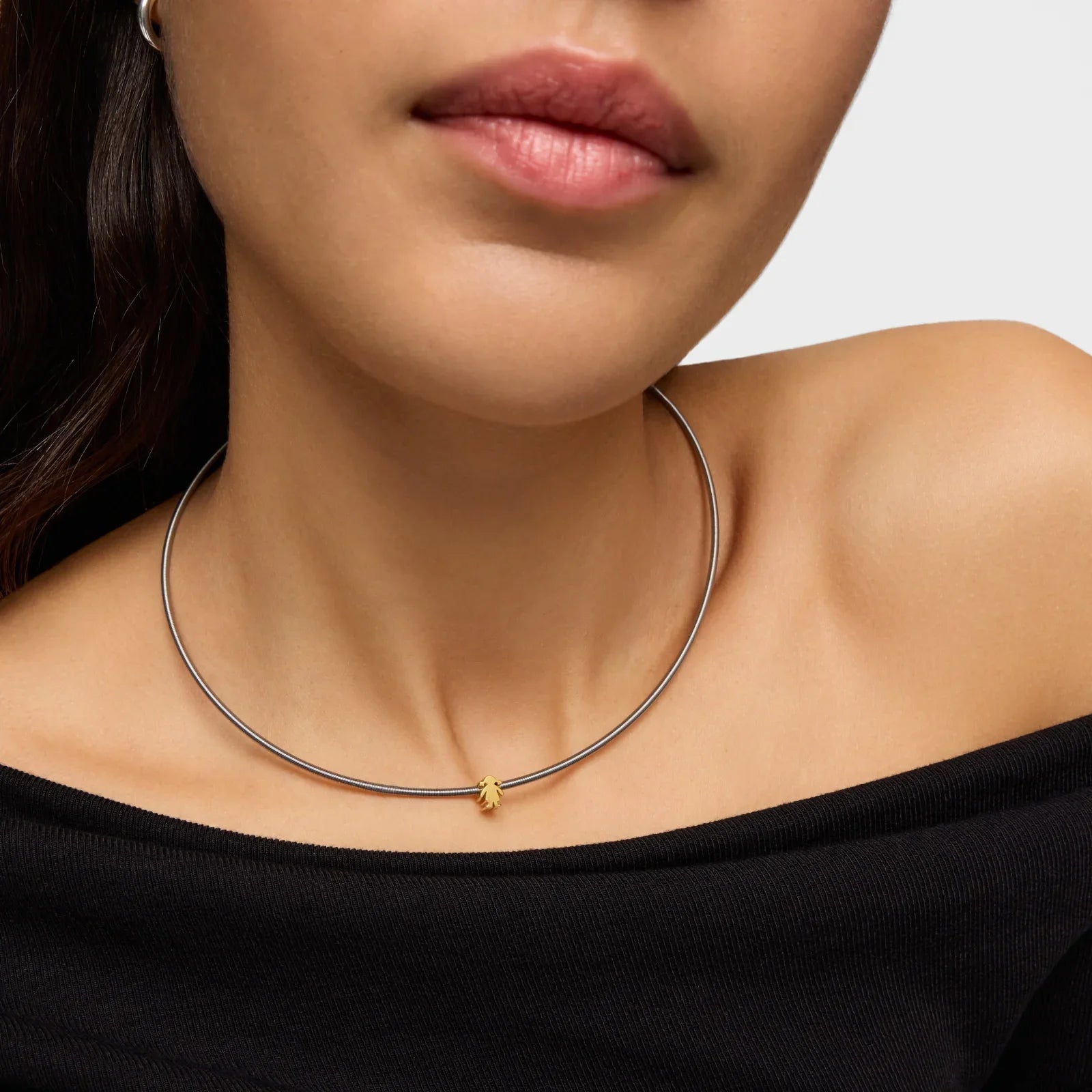 שרשרת כסף דקה עם תליון זהב קטן על דוגמנית, תכשיט אופנתי CHOZEN