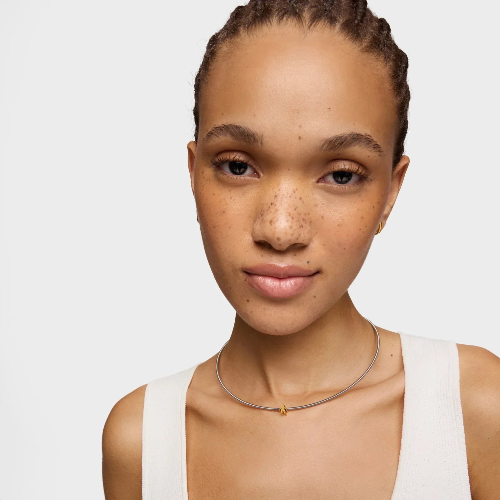 דוגמנית עם שרשרת עדינה ותליון זהב, תכשיטים לנשים, CHOZEN, צילום על רקע לבן