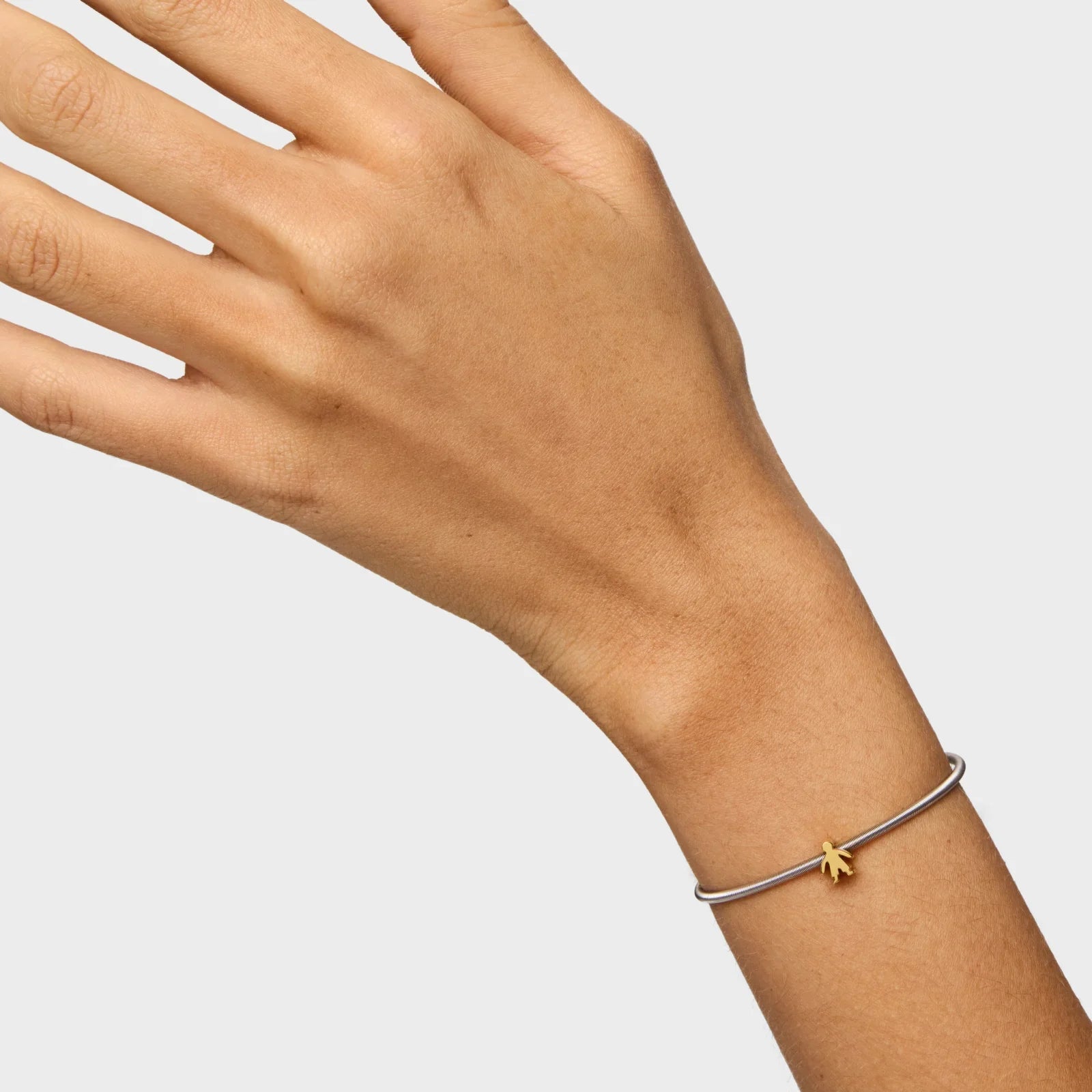 יד עם צמיד כסף וקסם זהב עדין, תכשיטי CHOZEN, מותגים מובילים מבית קבוצת אלפא