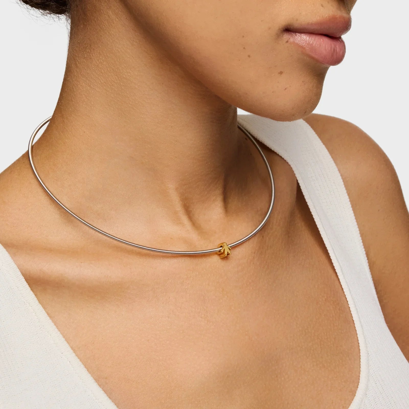 שרשרת כסף עדינה עם תליון זהב בעיצוב מודרני על צוואר דוגמנית, תכשיטים יוקרתיים CHOZEN