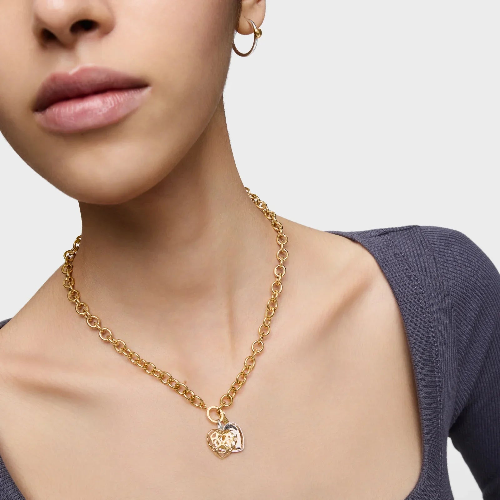 שרשרת זהב אופנתית עם תליון לב, דגם מבית CHOZEN, צילום תקריב על רקע לבן