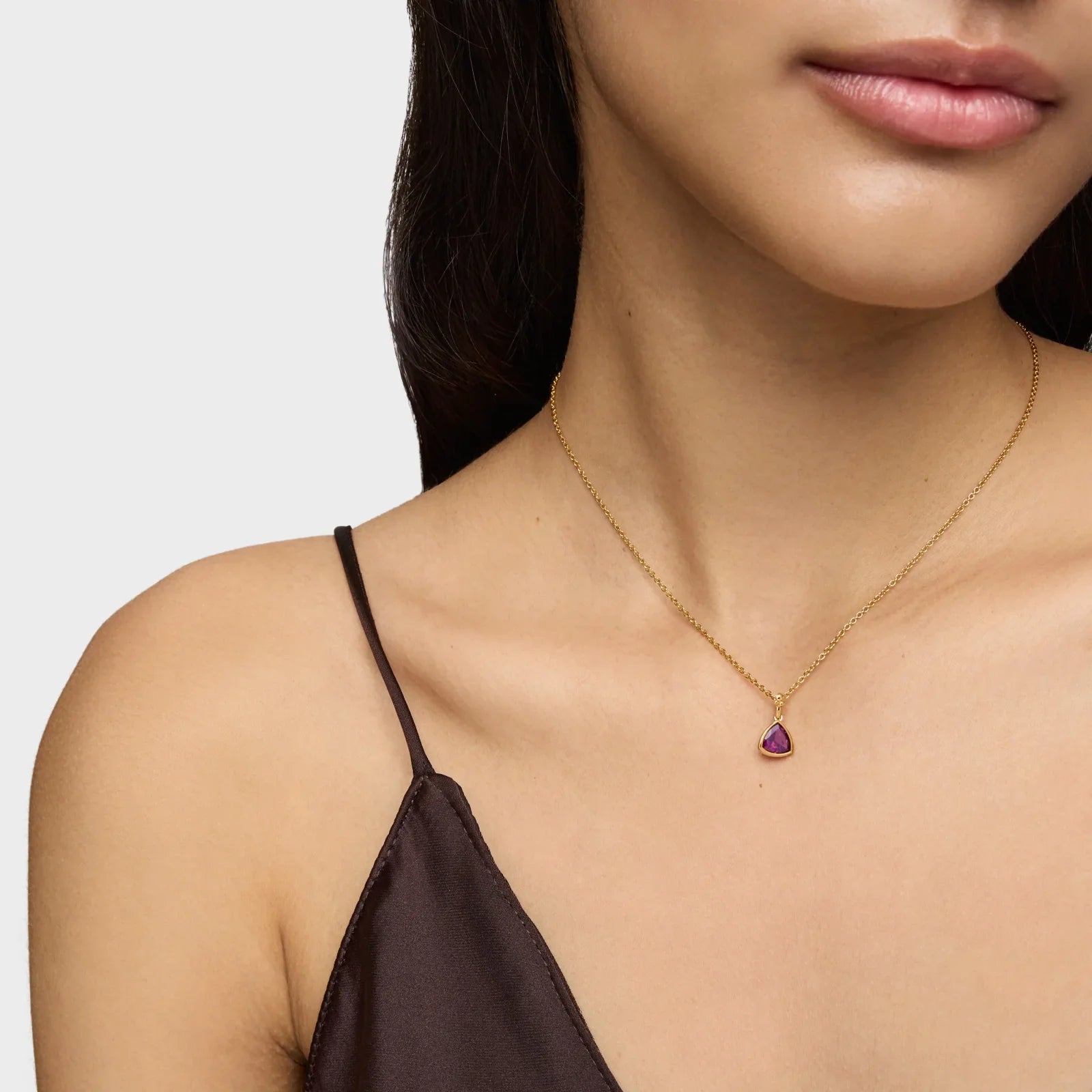 שרשרת זהב עדינה עם תליון אבן סגולה על דוגמנית, תכשיטים יוקרתיים CHOZEN