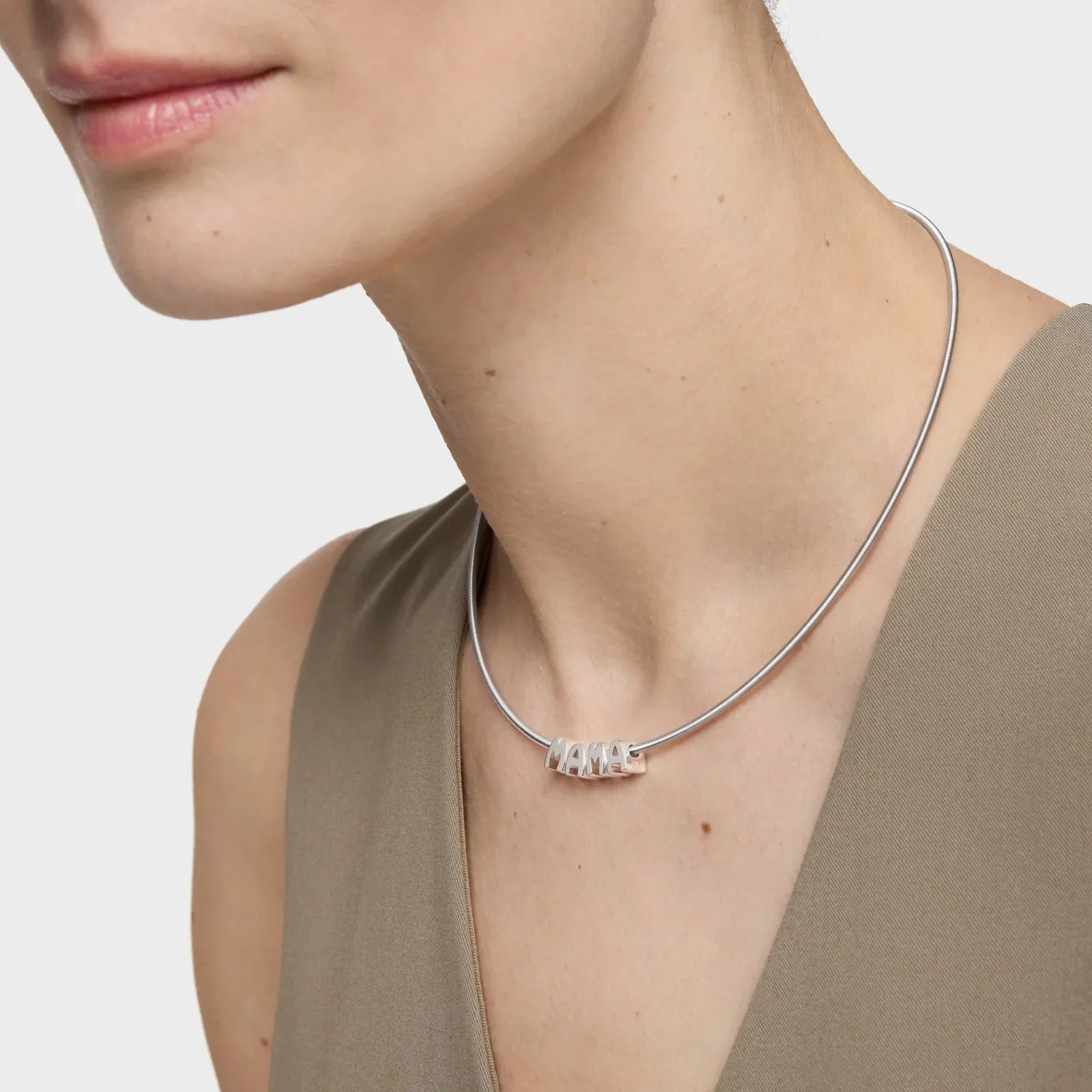 שרשרת כסף עם תליון MAMA מעוצבת על צוואר דוגמנית, CHOZEN תכשיטים אופנתיים