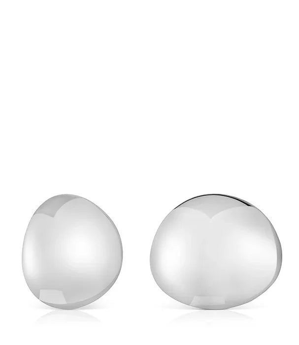 עגילי כסף קטנים ומבריקים בעיצוב מודרני, תכשיטי CHOZEN, צילום על רקע לבן