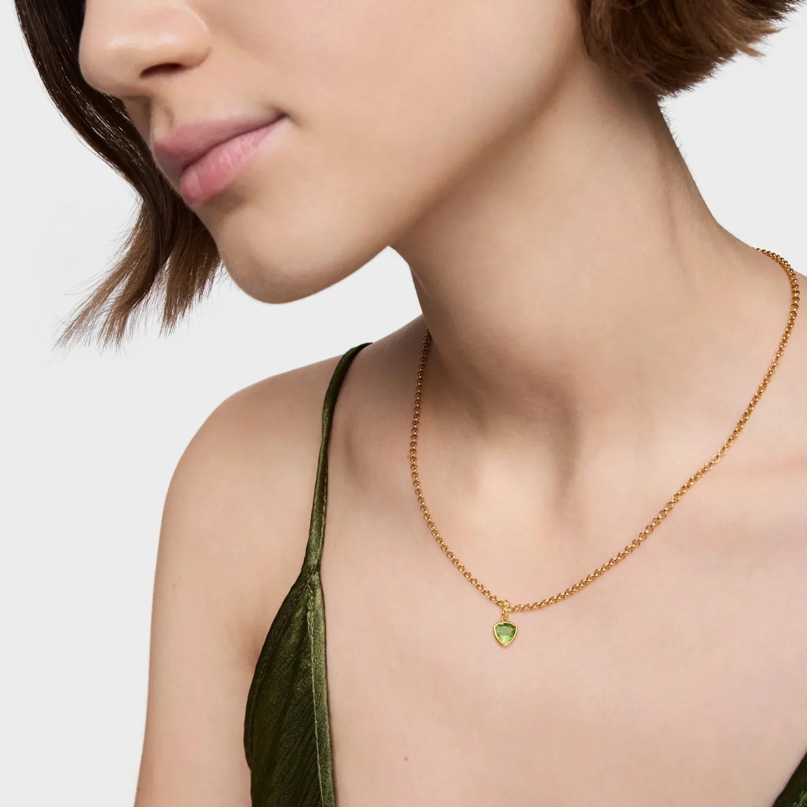 שרשרת זהב עדינה עם תליון לב ירוק על צוואר של אישה, תכשיטים יוקרתיים CHOZEN
