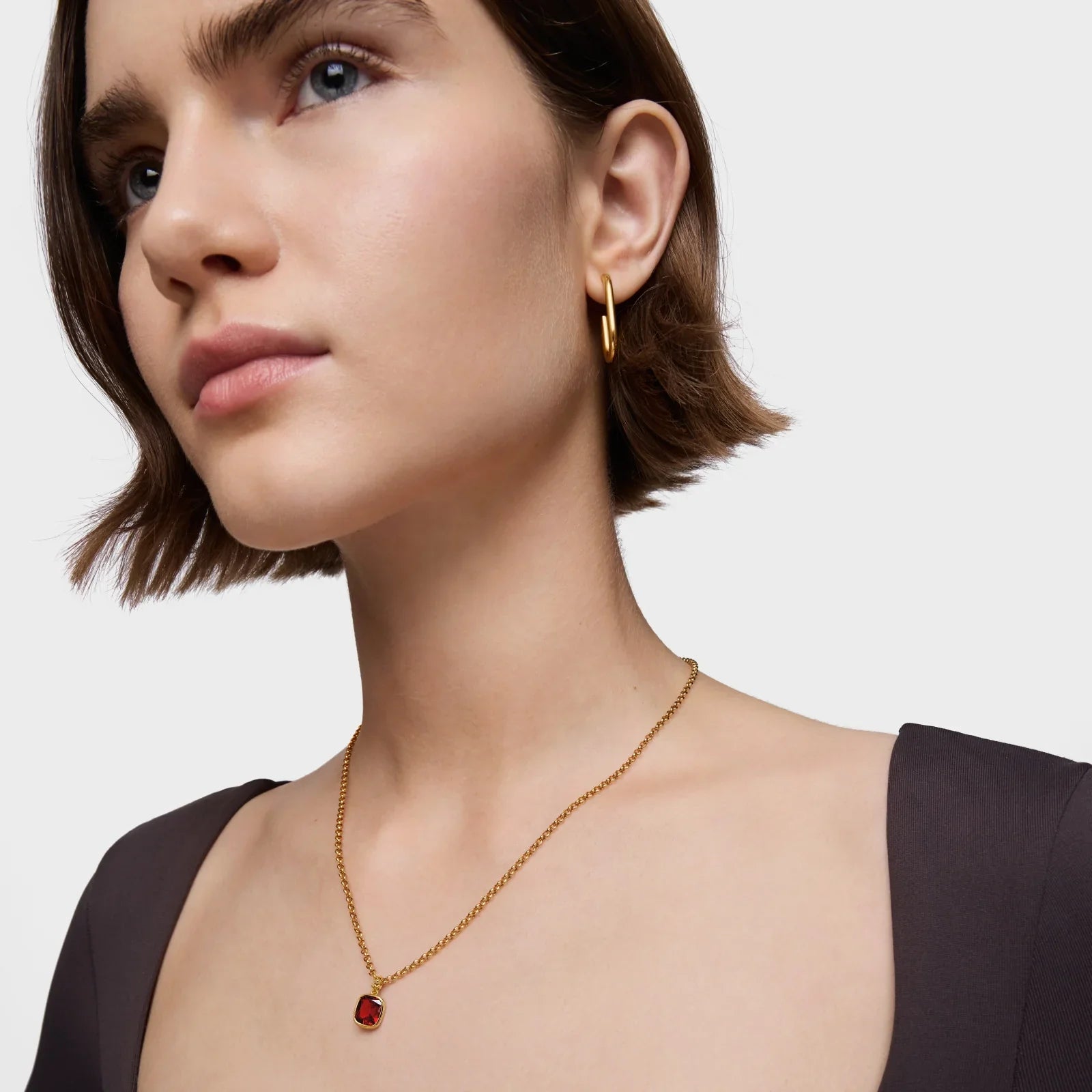 דוגמנית עונדת עגיל זהב ושרשרת עם תליון אדום, תכשיטי אופנה CHOZEN