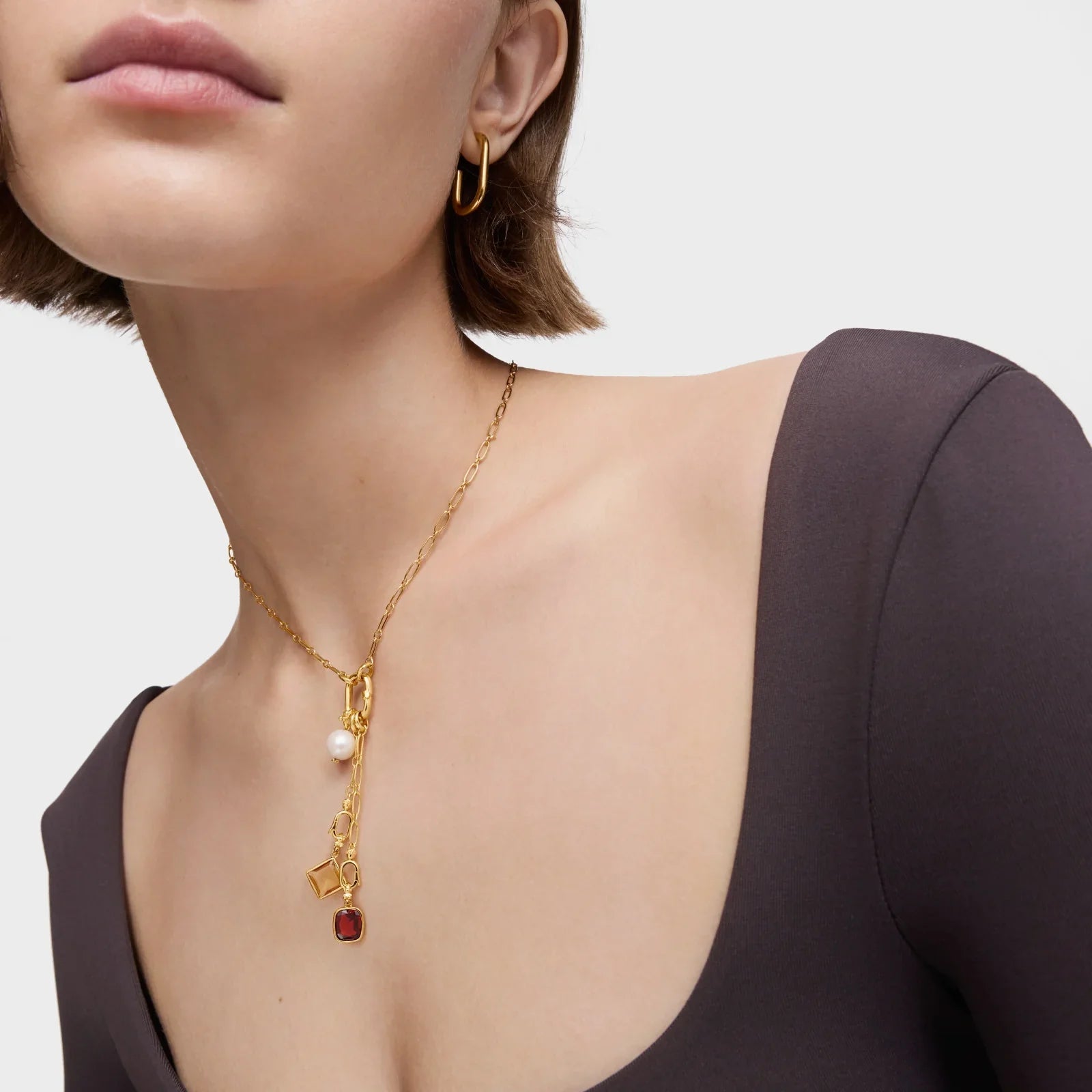 דוגמנית עונדת שרשרת זהב עם תליון אבן אדומה, מרובע ופנינה, עגיל זהב, אופנה יוקרתית CHOZEN