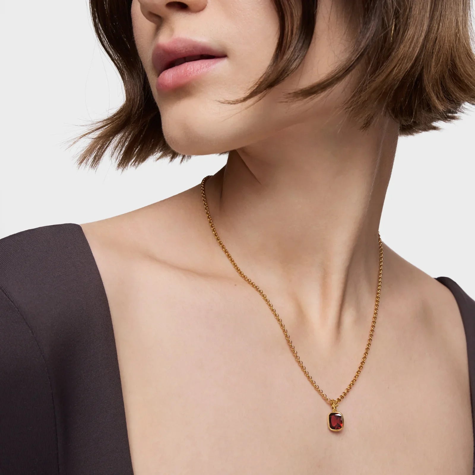 שרשרת זהב עם תליון אבן אדומה על דוגמנית, תכשיטי CHOZEN, אופנה אלגנטית