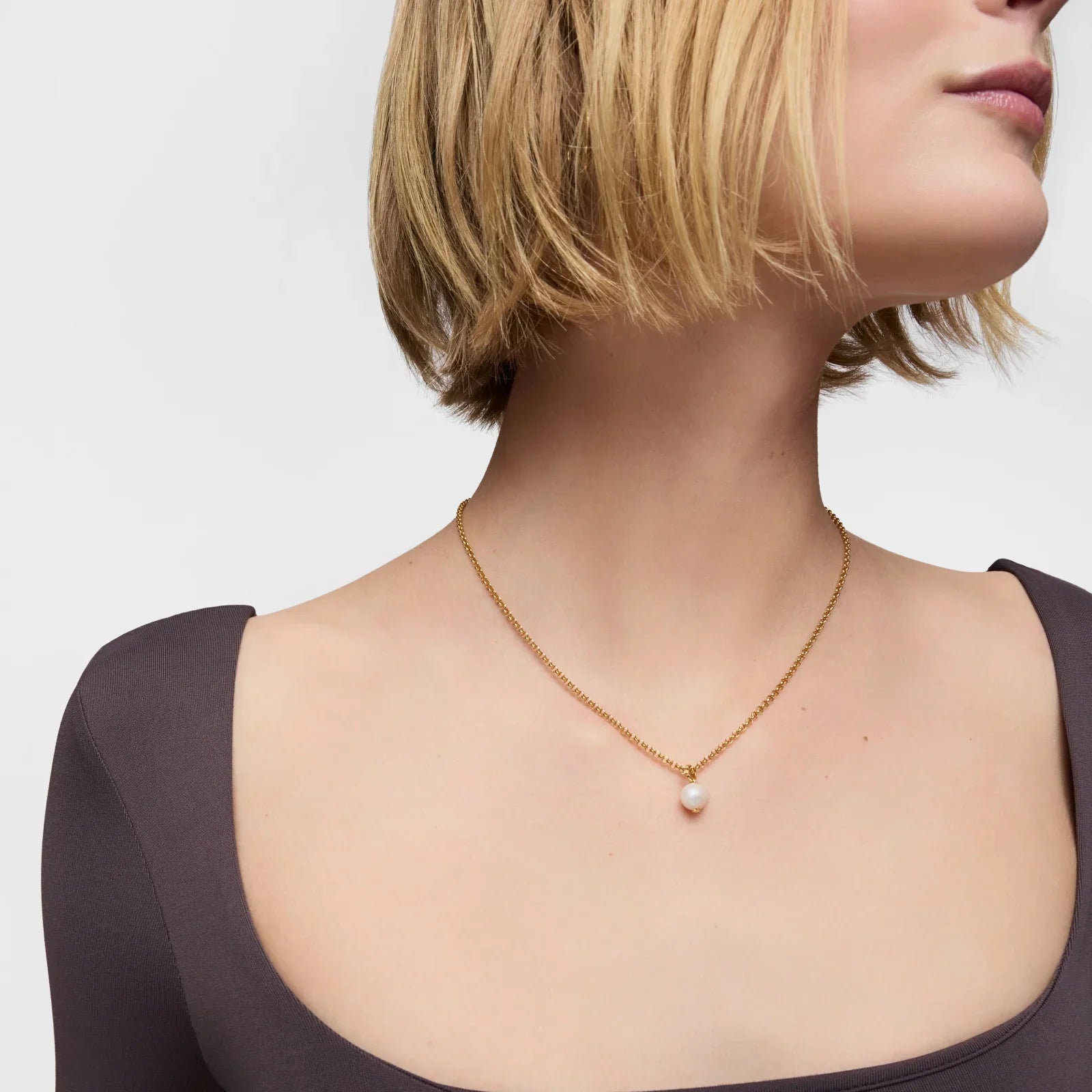 שרשרת זהב עדינה עם תליון פנינה על צוואר אישה, תכשיט יוקרתי מבית קבוצת אלפא CHOZEN