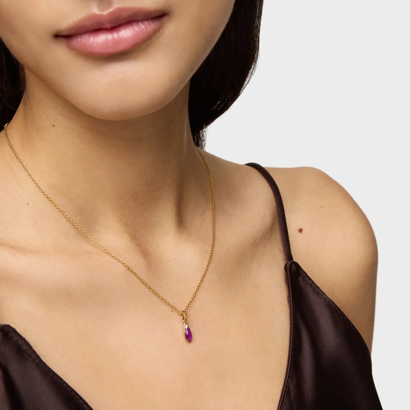 שרשרת זהב עדינה עם תליון אבן סגולה על דוגמנית, תכשיטים יוקרתיים CHOZEN