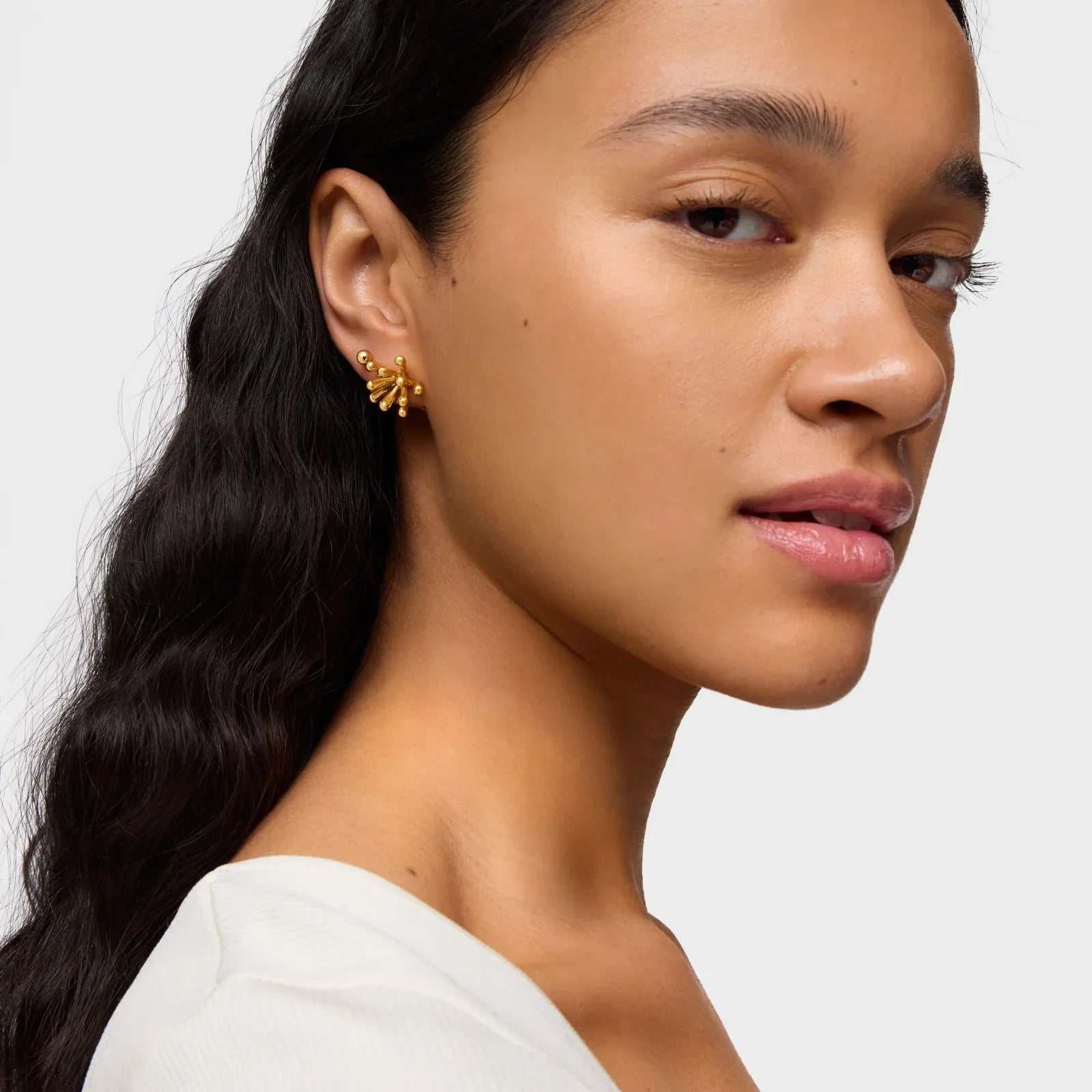 אישה עונדת עגיל זהב ייחודי של מותג מוביל, צילום תקריב CHOZEN קבוצת אלפא