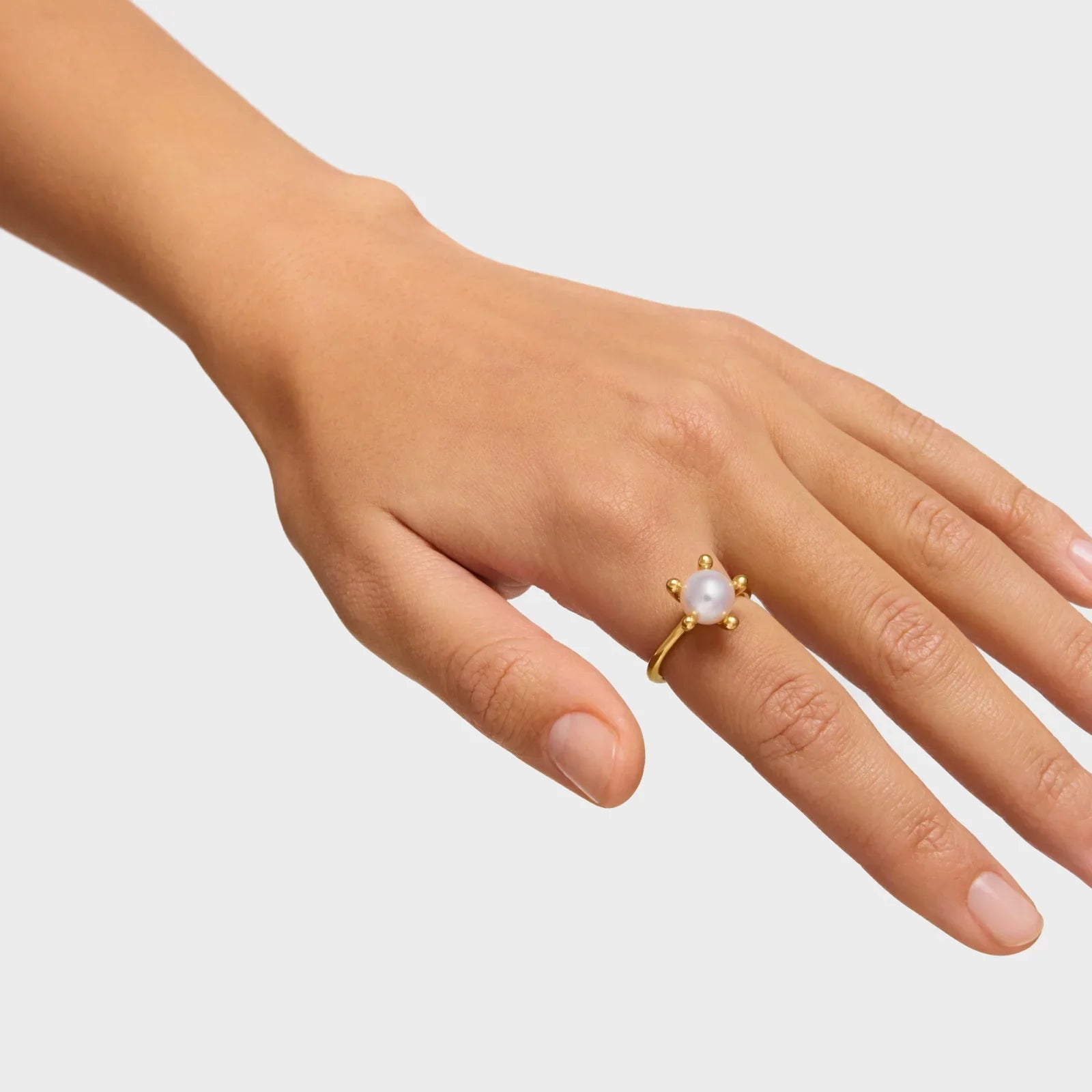 טבעת זהב עם פנינה על יד, תכשיט יוקרתי של CHOZEN מבית קבוצת אלפא