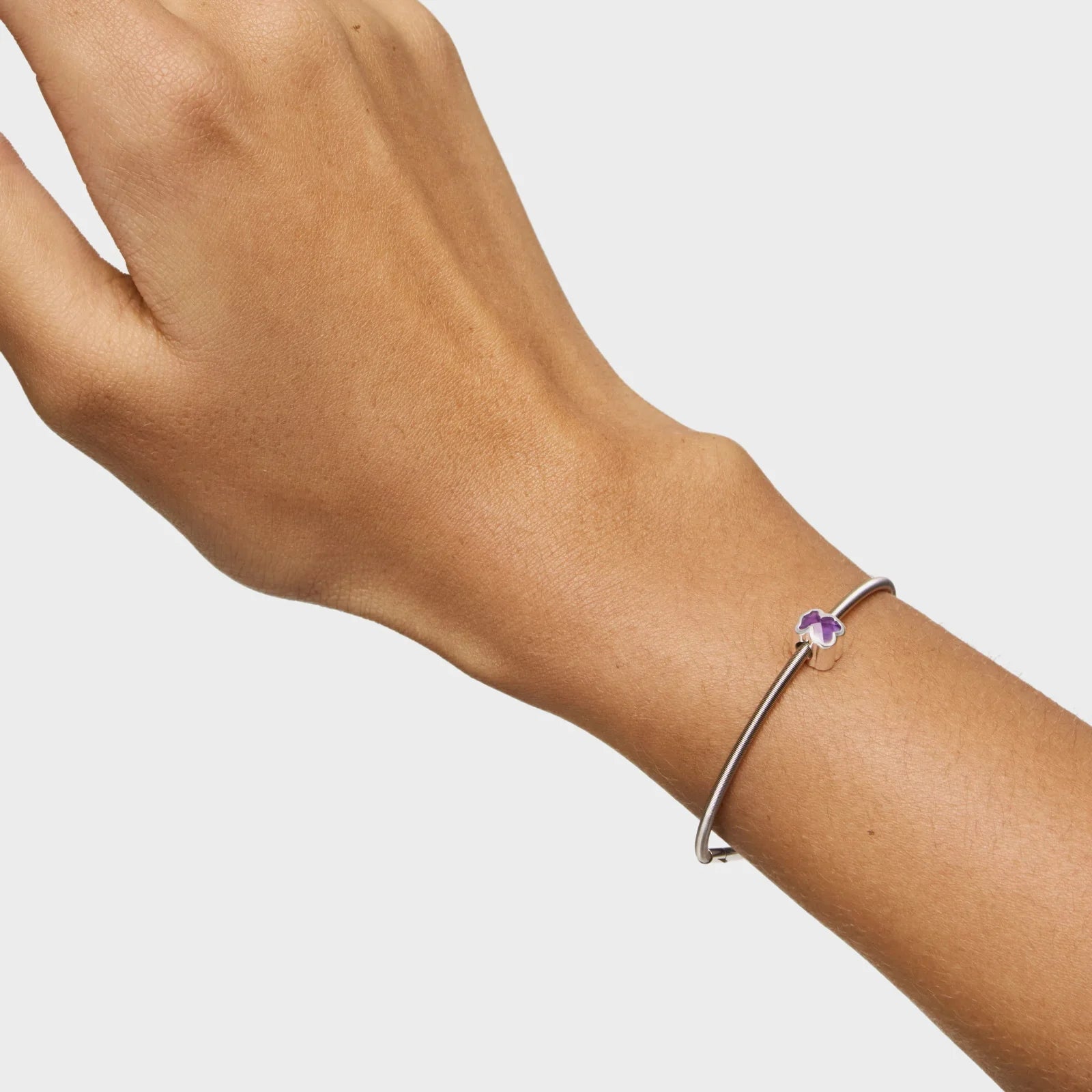 צמיד כסף עדין עם תליון פרח סגול על יד, תכשיטים יוקרתיים מבית CHOZEN