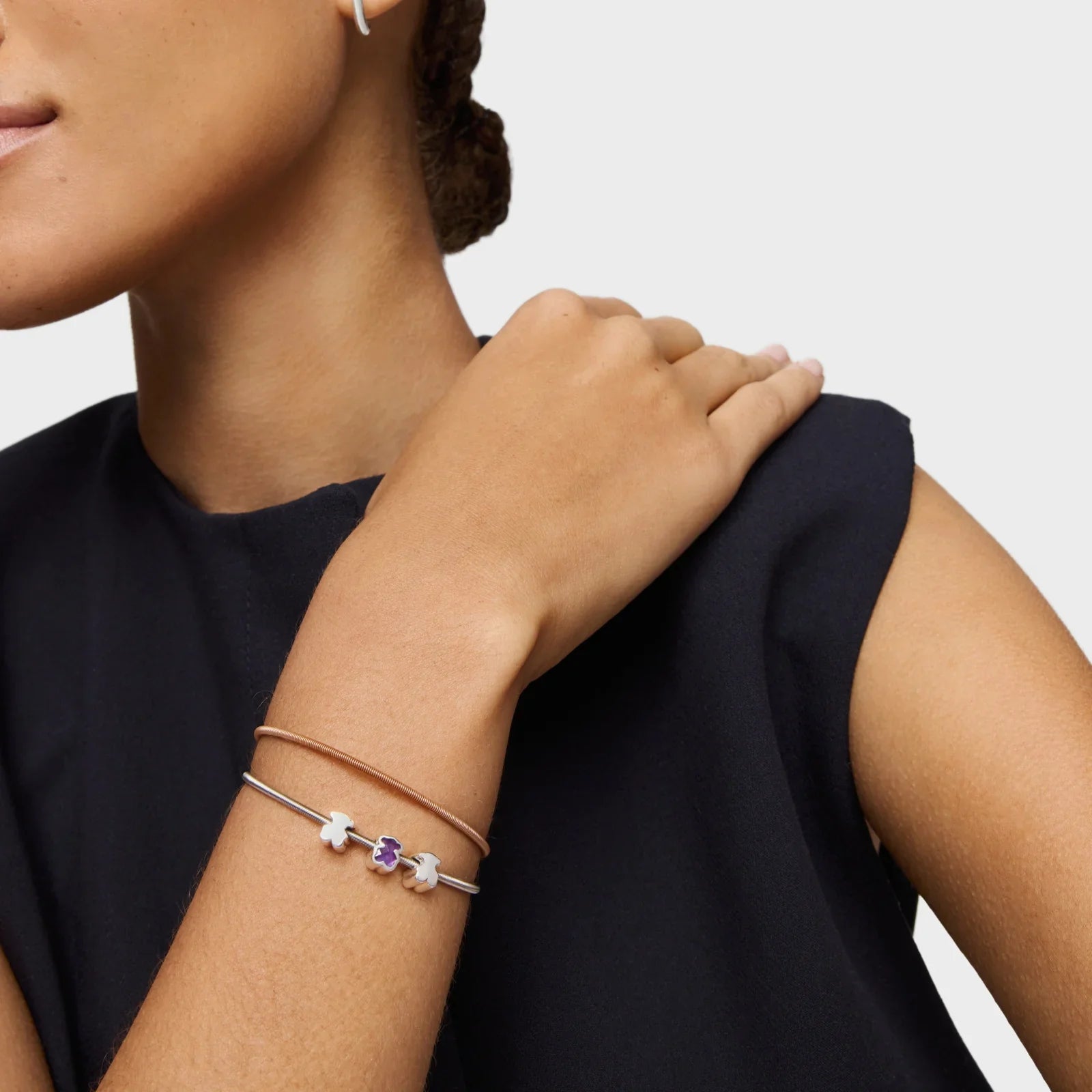 צמידי אופנה יוקרתיים מבית CHOZEN בעיצוב מודרני על יד של דוגמנית