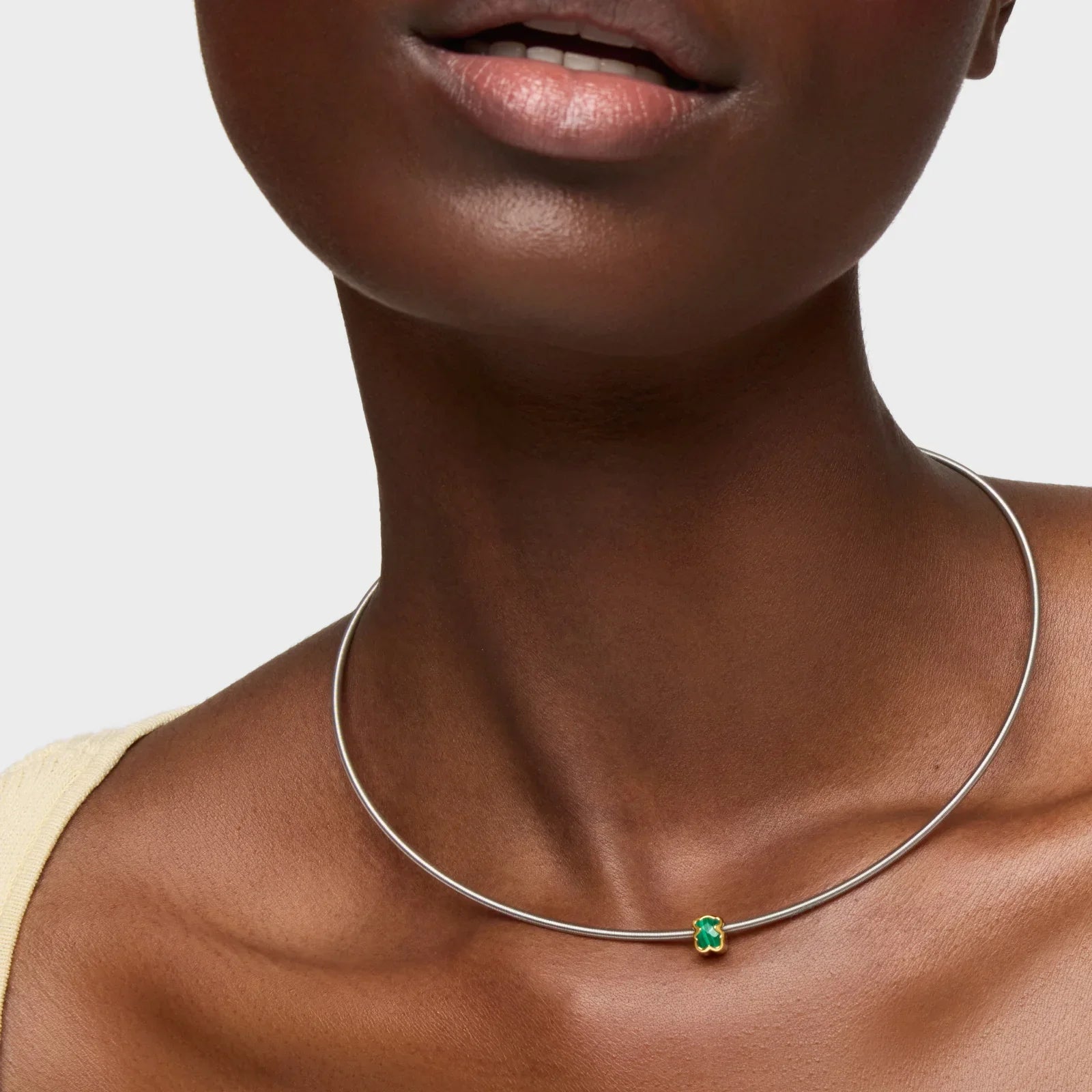 שרשרת כסף דקה עם תליון ירוק קטן, צילום תקריב, קולקציה CHOZEN מבית קבוצת אלפא