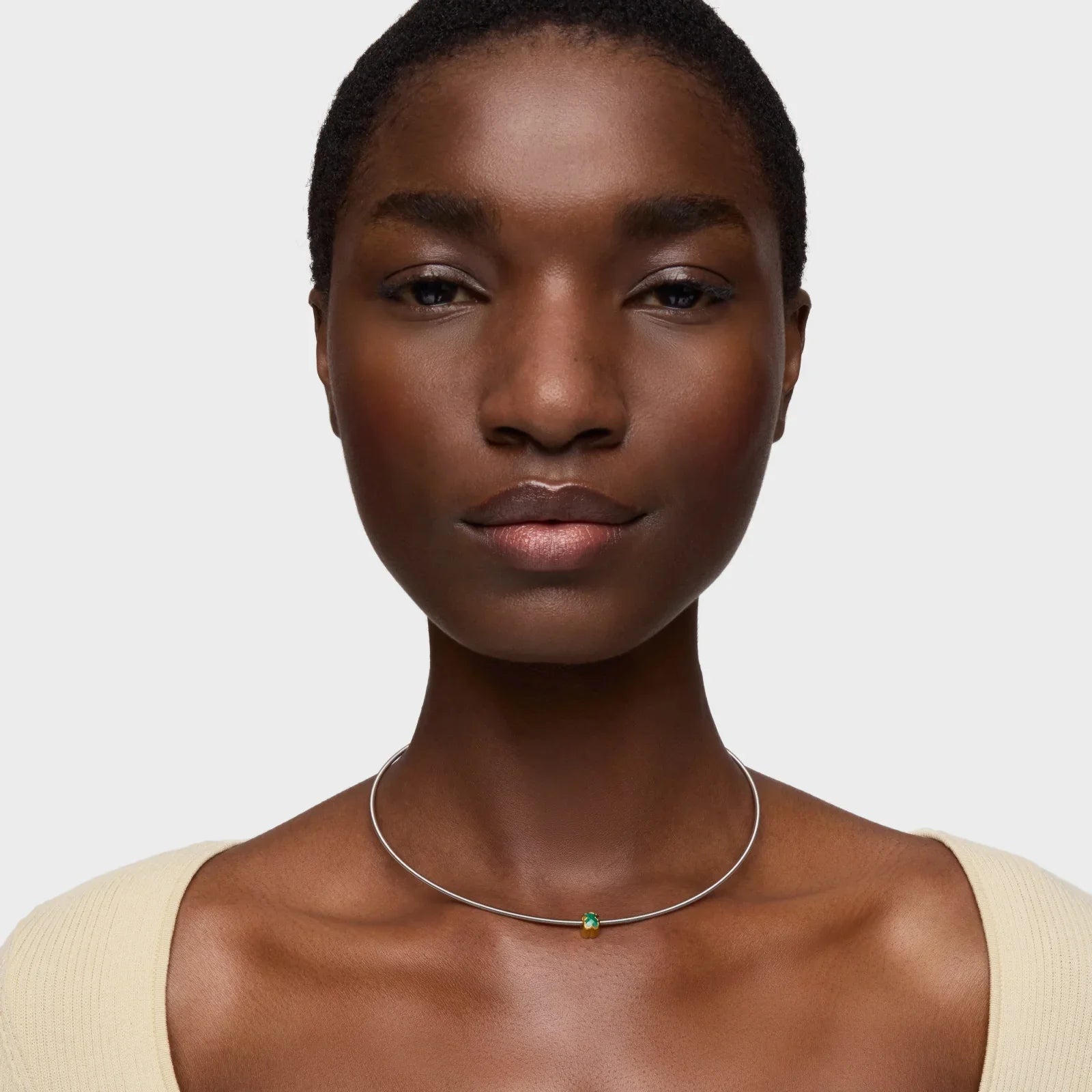 דוגמנית עם שרשרת כסף עדינה ותליון ירוק, צילום תכשיטים יוקרתיים CHOZEN