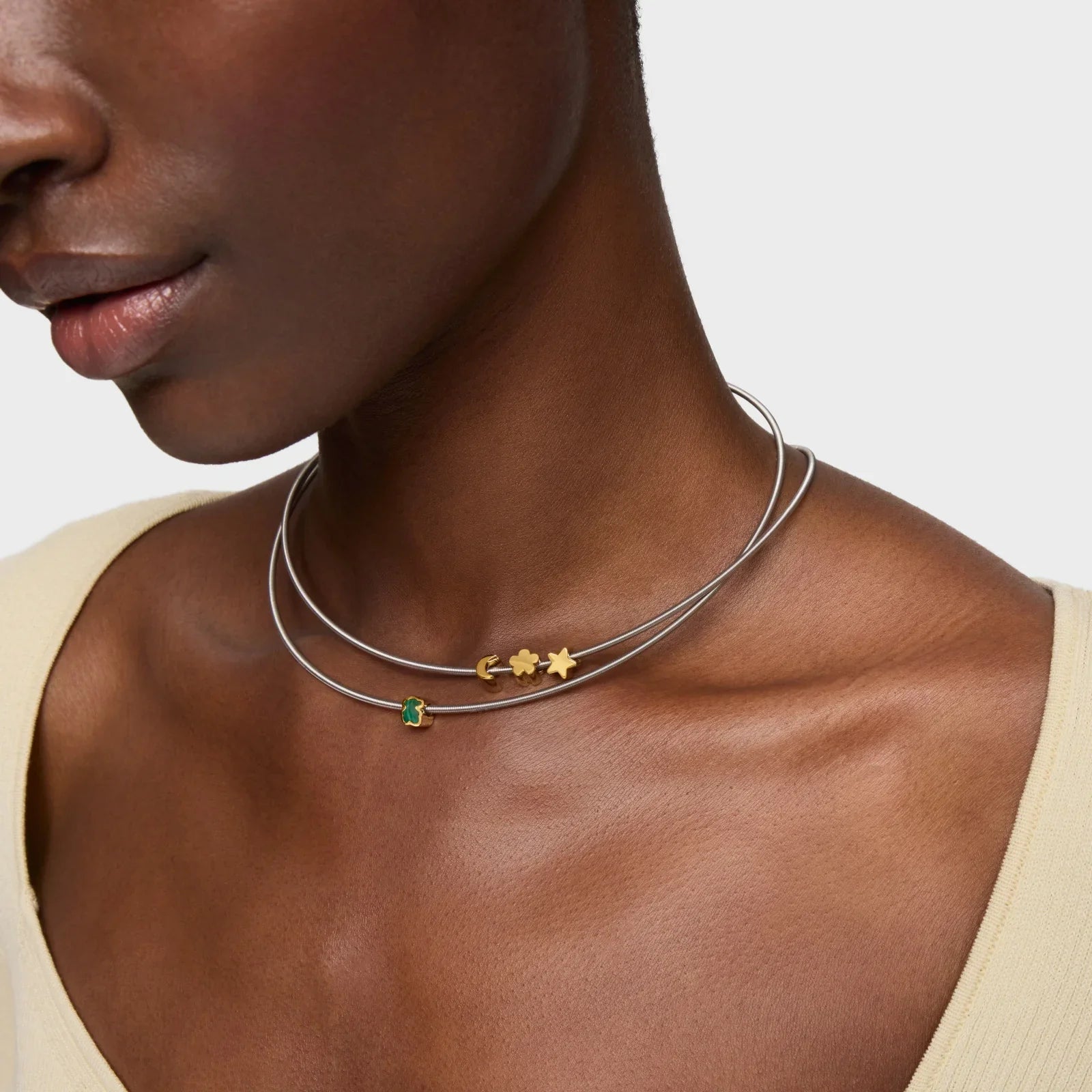 שרשרת כסף עם תליון ירוק ותליונים מוזהבים על דגם, מוצג ב-CHOZEN, מותגים מובילים