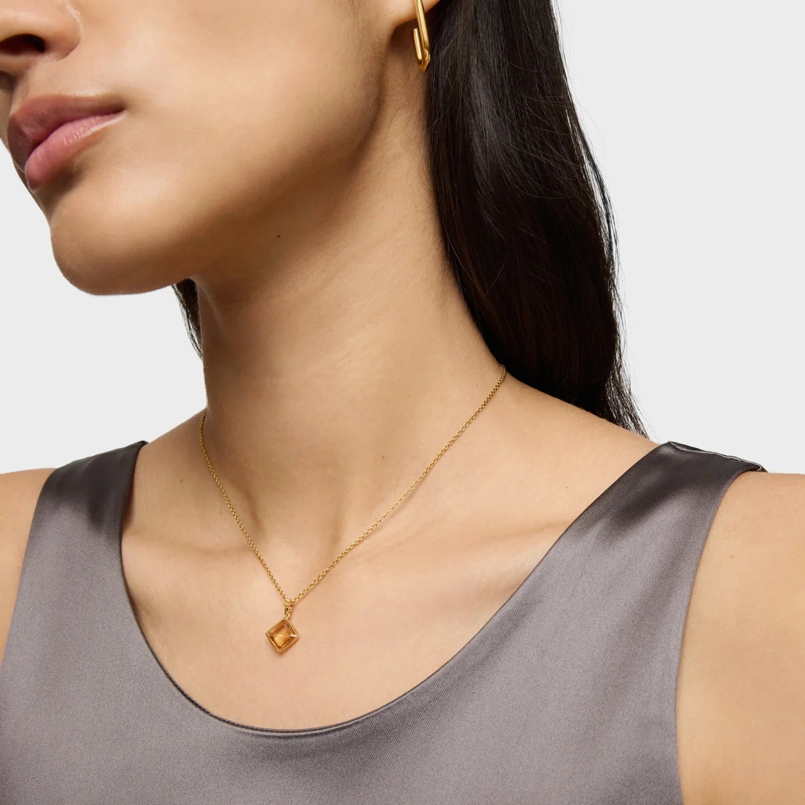 שרשרת זהב עם תליון גיאומטרי על דוגמנית, תכשיטים יוקרתיים CHOZEN