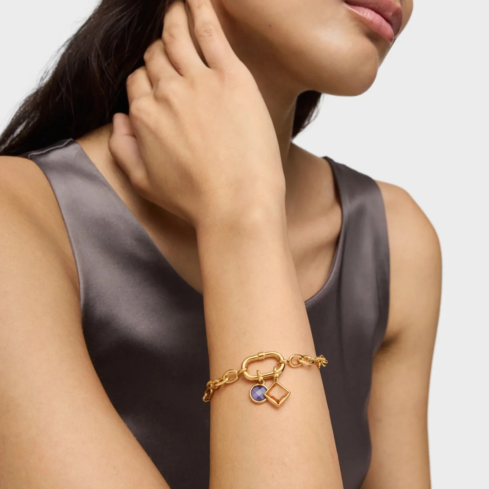 אישה עונדת צמיד זהב עם תליון גיאומטרי, תכשיטים יוקרתיים מבית CHOZEN קבוצת אלפא