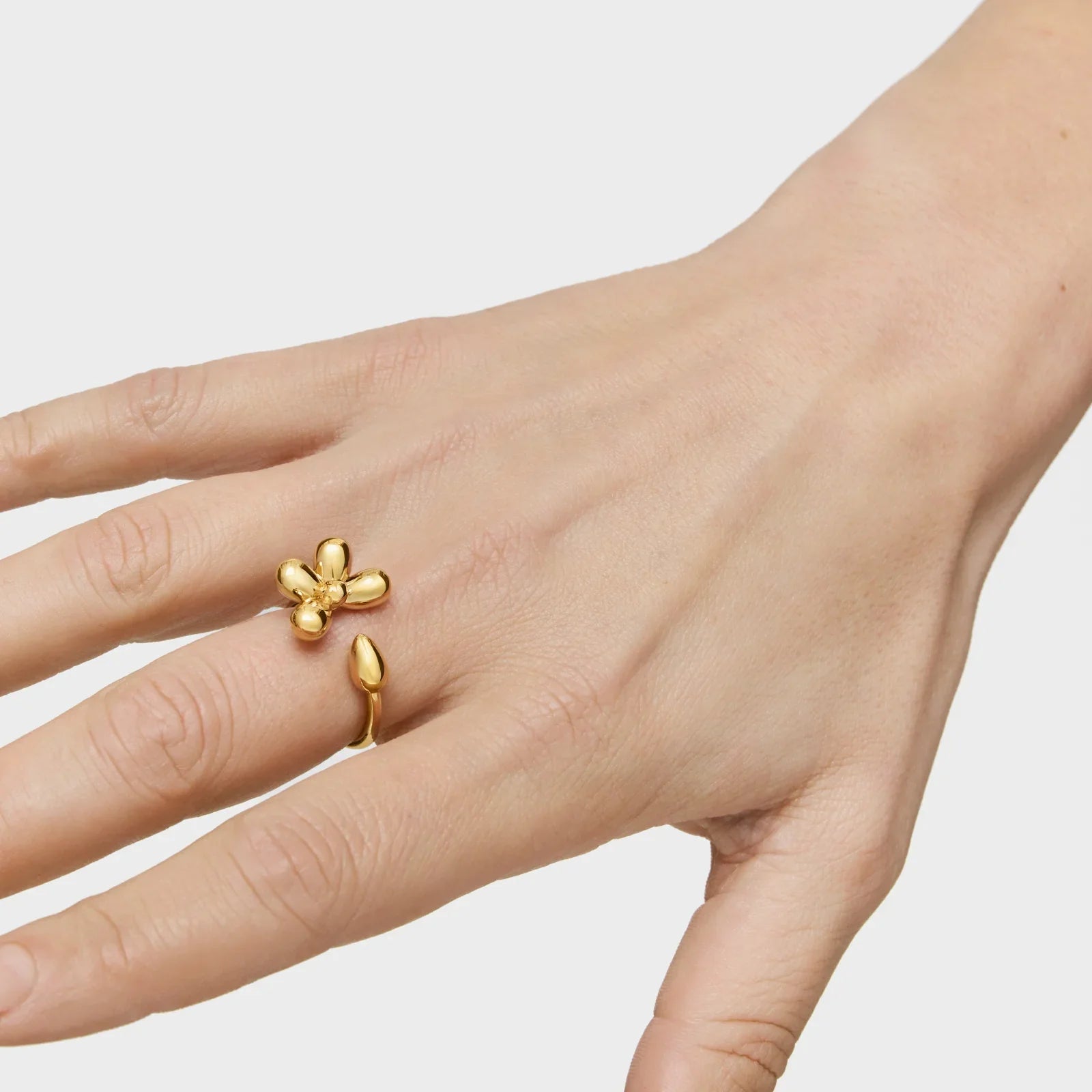 טבעת זהב פתוחה בעיצוב פרח על אצבע, תכשיטי CHOZEN, מראה אופנתי קלאסי