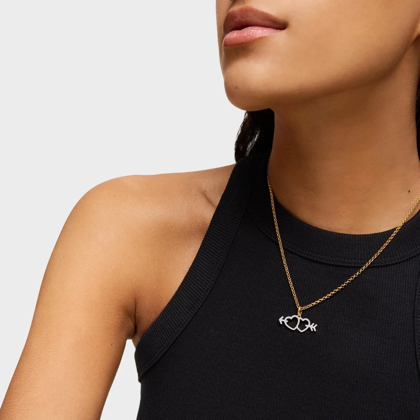 שרשרת זהב עם תליון לב, קולקציית CHOZEN, דוגמנית בחולצה שחורה