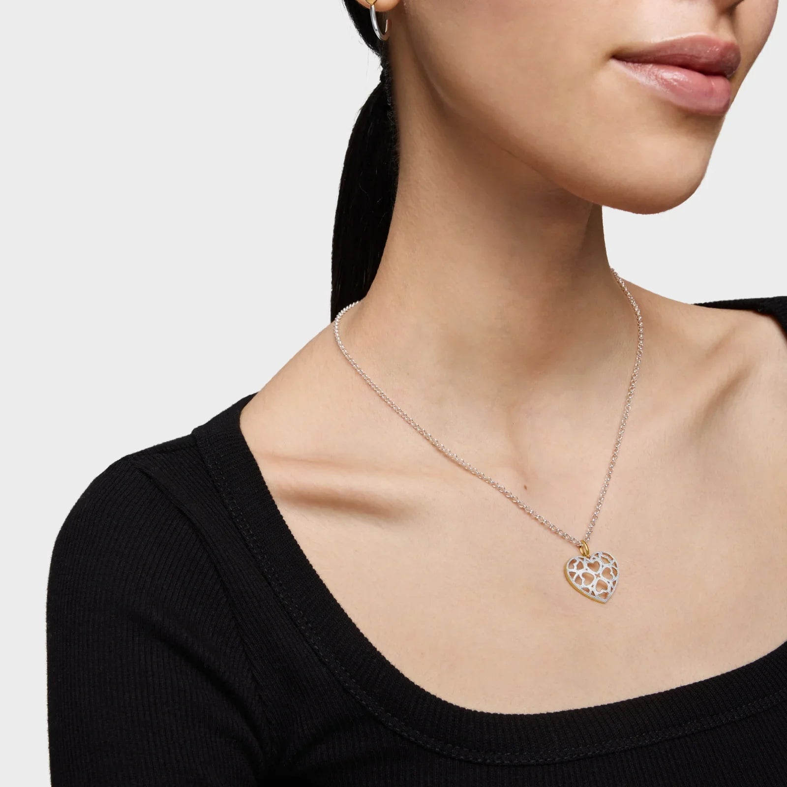 שרשרת כסף עם תליון לב זהב בעיצוב גיאומטרי על אישה, תכשיט אופנתי CHOZEN