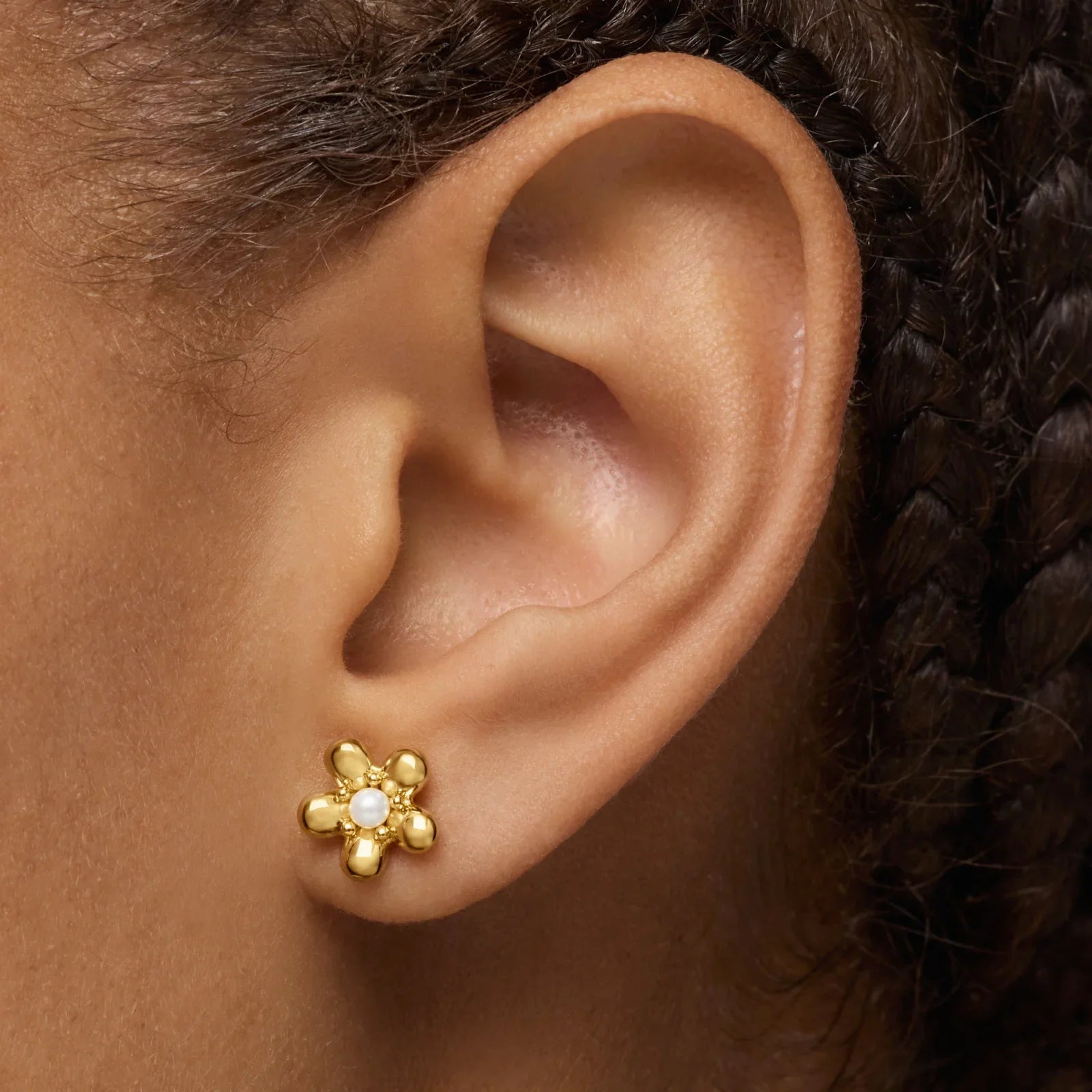 עגיל פרח זהב משובץ פנינה על אוזן, תכשיטי אופנה יוקרתיים מבית CHOZEN